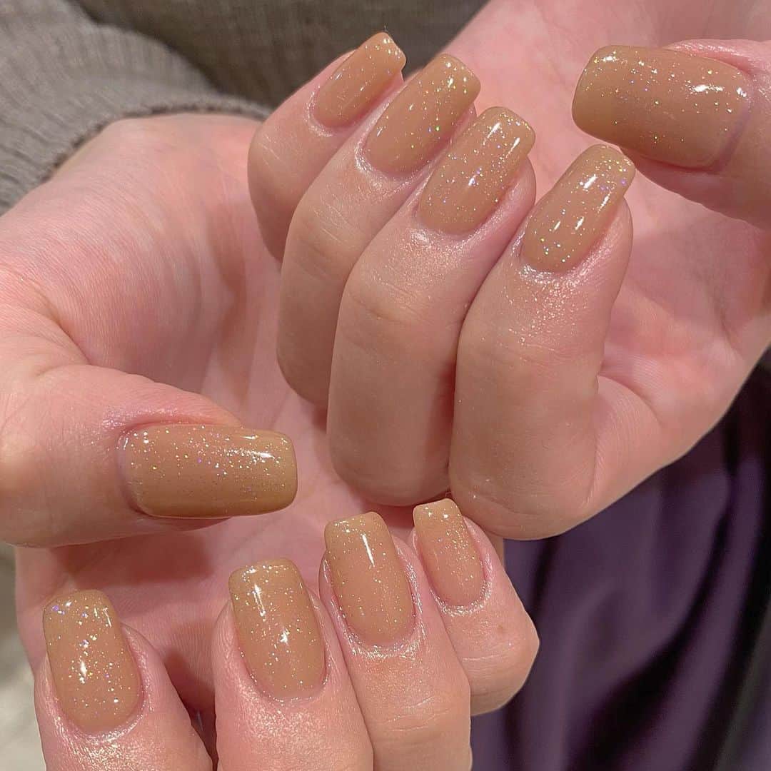 のインスタグラム：「𝑁𝑒𝑤𝑁𝑎𝑖  先月のネイル 透けベージュにラメラメ♡  久々スクエア♡  #nail #newnail」