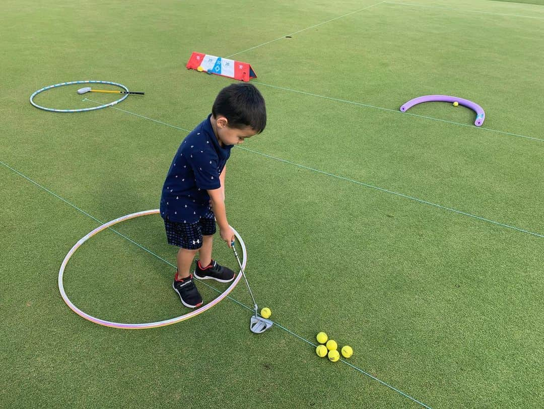 エリナ シルカさんのインスタグラム写真 - (エリナ シルカInstagram)「Golf lessons all finished up for 2020 🏌️‍♂️ 今日で年内のレッスン終了！数ヶ月で練習用からちゃんとしたジュニアクラブにアップグレードできた双子はなんだかゴルフが好きになったみたい🥰 2人共個性がスイングに出てて面白い！そして空振りまでも双子ならではのシンクロを是非ご覧ください😂😂 * * * #golf #juniorgolf #koolina #golflessons #ハワイ #ゴルフ #キッズゴルフ #双子 #双子育児」12月14日 18時18分 - laura_elina_ymd