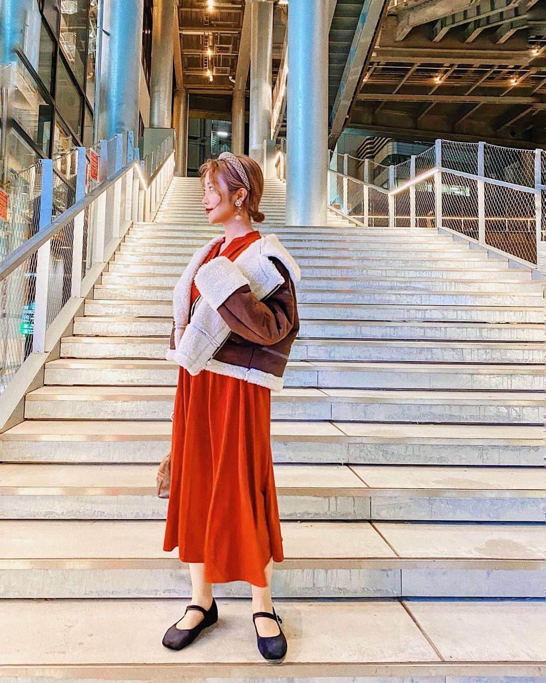のインスタグラム：「🧡🧡🧡﻿ ﻿ ﻿ この前のコーデ💭﻿ dress: #cohina(@cohina.official )﻿ outer: #ttul (@ttul_official )﻿ bag: celine﻿ ﻿hair band: zara ﻿ ﻿ COHINAは155cm以下の﻿ 小柄女性向けブランドなので、﻿ 156cmの私もぺたんこ靴でいけます😌🩰🌷﻿ ﻿ 冬はモノトーンや暗めのアイテムが多い中﻿ 鮮やかなダークオレンジに一目惚れ🍊👀🧡﻿ やっぱり明るいカラー着ると元気でるね😍💋﻿ ﻿ 𓂃 𓈒𓏸 ‎𓂃 𓈒𓏸 ‎𓂃 𓈒𓏸 ‎𓂃 𓈒𓏸 ‎𓂃 𓈒﻿ #156cm#156cmコーデ」