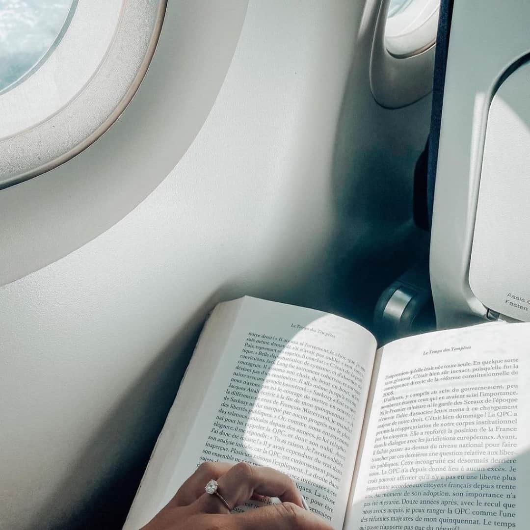 エールフランスのインスタグラム：「Pause lecture au dessus des nuages, comme un instant de sérénité enfin retrouvé ☁️ Reading moment, above the clouds.  Partagé par : @mademoiselle.mathilde   #AirFrance #Views #travel #plane」