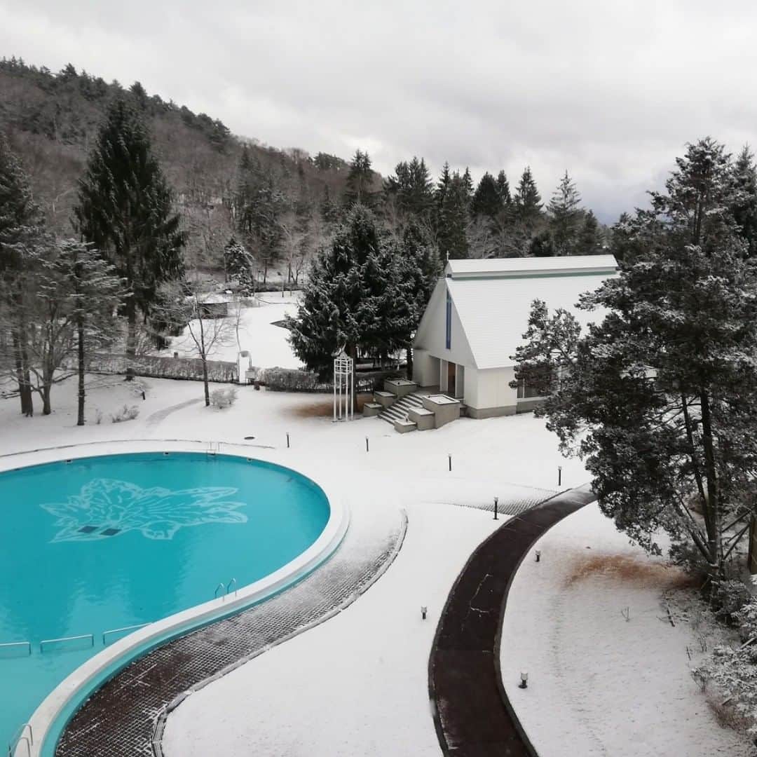 リゾートホテル蓼科のインスタグラム：「蓼科高原にも初雪。 お庭はメルヘンチックな景色になりました。」