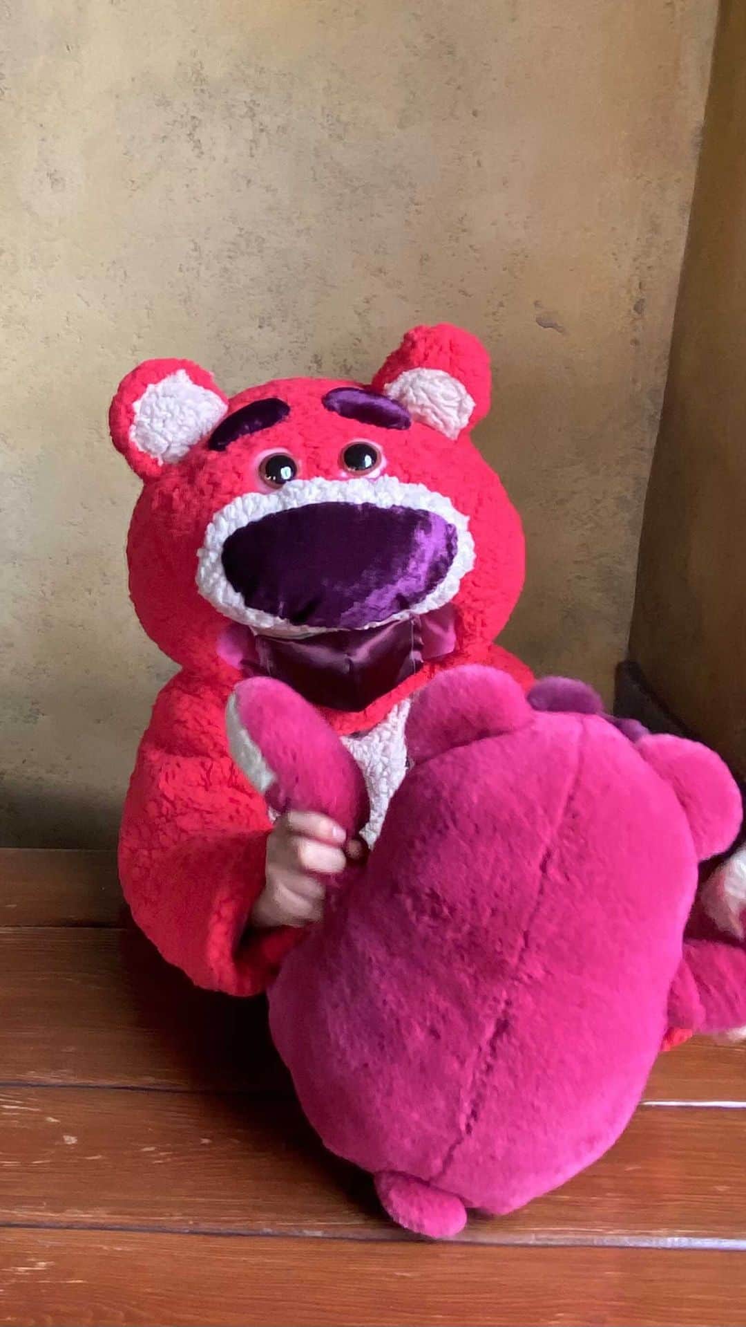 tiahy__のインスタグラム：「It’s a Sunnyside Daycare center toy🧸 . . . . .  Lots-O’-Huggin’ Bear is a pink teddy bear with a big plum nose, a strawberry scent🍓. He is the leader of the toys at the Sunnyside Daycare center🧸. . . #lotso_taia#taiacostume #tokyodisneysea @disney @tokyodisneyresort_official @disneybaby @disneystudiojp @toystory」