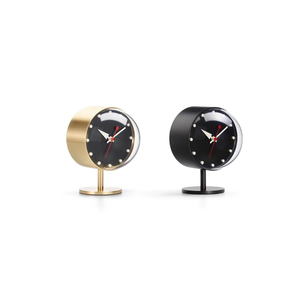 Vitra Japanさんのインスタグラム写真 - (Vitra JapanInstagram)「インテリアのアクセントにもなる置き時計「ナイト クロック」﻿ ﻿ チャールズ&レイ・イームズやアレキサンダー・ジラードと共にアメリカのミッドセンチュリーを代表するデザイナー、ジョージ・ネルソン。彼が1947年に時計のデザインを依頼された際、人々がどのように時計を使用しているかを調査しました。その結果、人々は文字盤の数字ではなく、針の位置関係を見て時間を読み取っていることがわかり、数字を使わない独自のデザインを生み出しました。半球形のガラスで作られたカバーが特徴的なナイトクロックは、時を越えて愛され続ける普遍的な美しさを兼ね備えています。﻿ ﻿ #Vitra #VitraJapan #VitraHaus #Christmas﻿ #ヴィトラ #ヴィトラジャパン #ヴィトラハウス #ヴィトラアクセサリー #ジョージネルソン #ナイトクロック #ダイニング #リビング #模様替え #暮らしを楽しむ #インテリア #モダンインテリア #インテリアデザイン #マンションインテリア #クリスマス #クリスマスプレゼント #クリスマス準備 #インテリア雑貨 #オブジェ #クリスマスオーナメント #ミッドセンチュリー」12月14日 18時23分 - vitra_japan