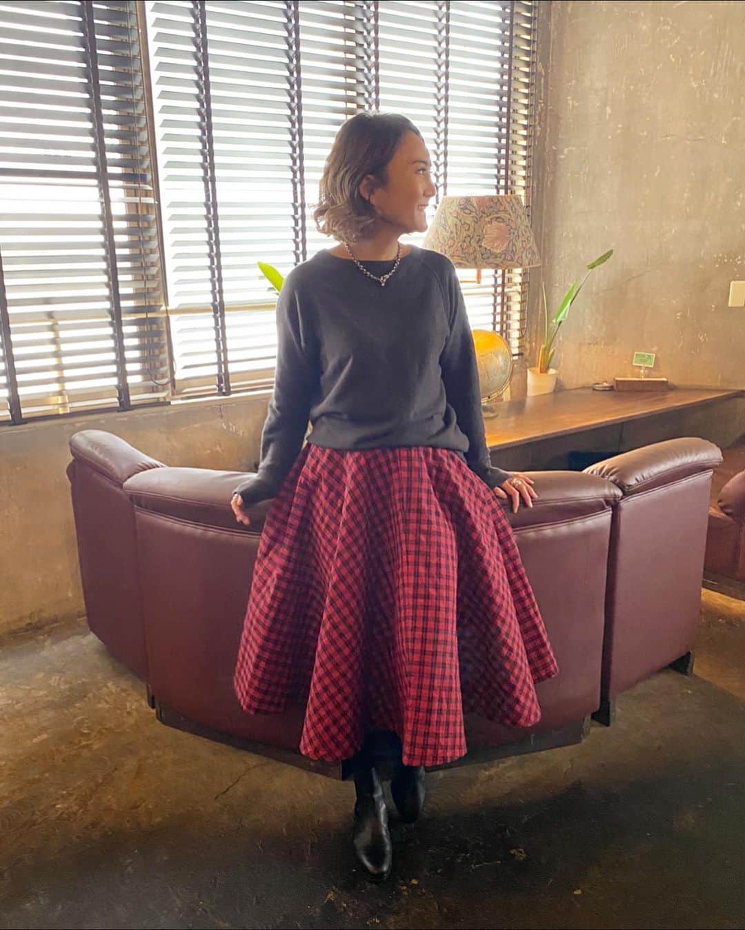 のインスタグラム：「最近たくさんお出かけしてる 無理しないペースで😊  スカート#beams #ビームス ブーツ アクセ#hoorsenbuhs #ホーセンブース  #coordinate#コーディネート#コーデ#FASHION#ファッション#ootd_cob#着回しコーデ #大人カジュアル#プチプラミックス」