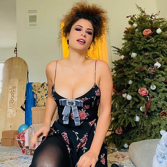 ヤスミン・アル＝マスリーのインスタグラム：「Since the holiday has been happening for a while I am bringing the holly and the spirit 😘 #ilovechristmas time bc it makes me feel like a child.. sending lots of love what ever u are doing at the moment to connect with a happy child inside of you 🍭 🍦 🧁 🍫 🍪 🎄🎄🎄🎄 😍😘😘😘」