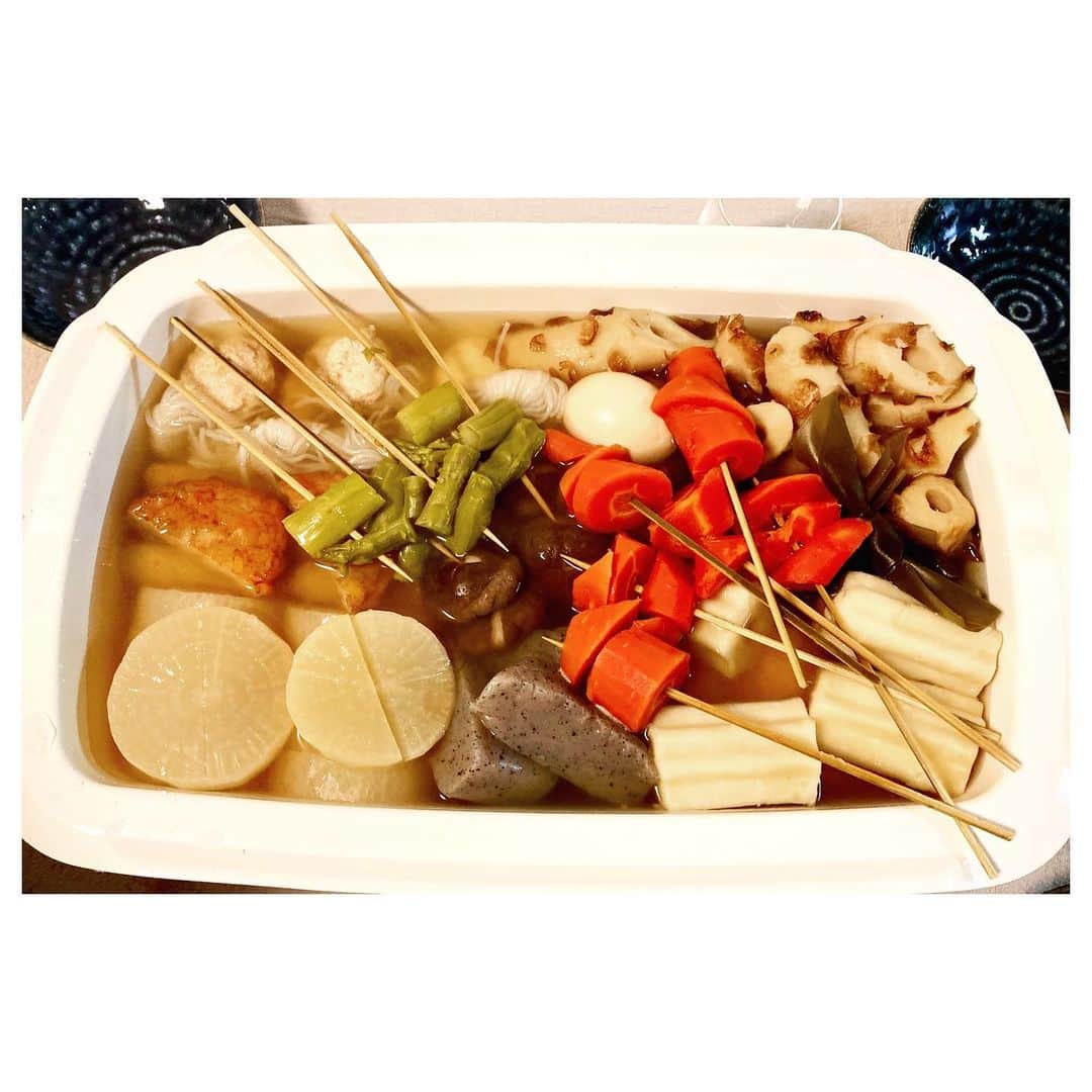 キタキマユのインスタグラム：「昨日から頑張って仕込んだおでん🍢💖  丁寧に出汁をとったら、むっちゃ美味しく出来ました😍💕  はんぺん入れ忘れて、この後急いで投入😱✨✨✨  #おでん #1日おくとやはり出汁が染みて美味しい 😍💕 #はんぺん入れ忘れ事件 😱 #お出汁の調味料は全て無添加で ✨ #じっくりコトコト  #優しい味付け  #早く食べたい😋  #oden  #kitakimayu #キタキマユ」