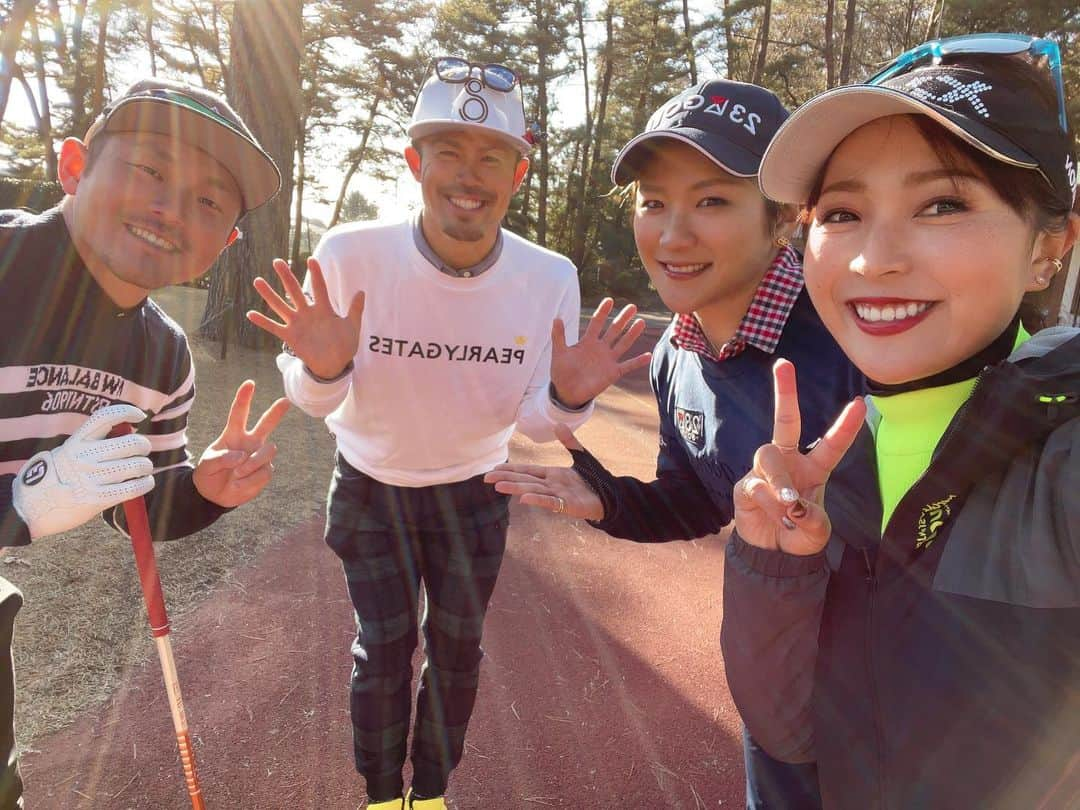 青木瀬令奈さんのインスタグラム写真 - (青木瀬令奈Instagram)「今日はプライベートゴルフでした⛳️ #今江敏晃 さん @toshiaki.imae  #江村直也 さん #成田美寿々  @misuzunarita  今江さんがいつも通り上手で 朝イチから1mバーディ発進なのと 江村さんがドライバー飛びすぎて 2ホールグリーンまで届いてるのとで 野球選手の凄さよ🤣⛳️ ⛳️ 私自身はあまり良くなかったですが みすずが調子良くて 初参加でしっかり優勝🏆で 流石でしたわ😆🌟笑 おめでとう😆💓 最後の写真はみすずのインスタから 拝借しました🤣www ⛳️ オススメ動画は6枚目の江村さんの 押し出したのに入るやつ😳と 8枚目の今江さんの広角動画🌈 ナイスショットからのお茶目なところが 良きです🤣🤣🤣w ⛳️ 今日参加してくれた女子プロのみんな 寒い中朝早くからありがとう〜🥰⛳️ 皆さんもありがとうございました！🙏 また来年！🌟🌟 #loveandthanks  #golf  #感謝」12月14日 18時31分 - serenaaoki_official