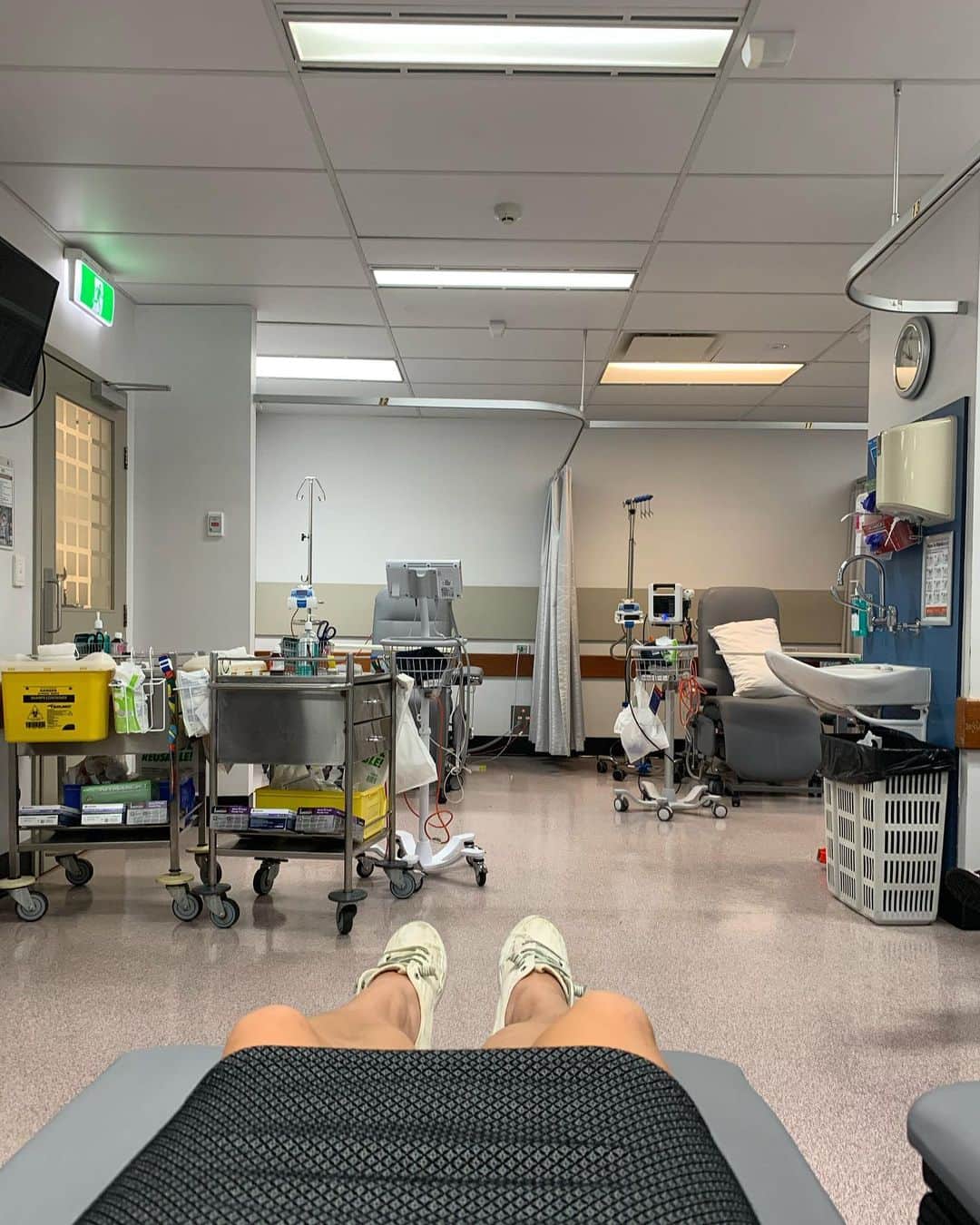 マデリン・グローヴスのインスタグラム：「Just me and a bunch of 80+ yr olds getting our shit sorted. I’m fine, but chronic illness things really chip away at your soul and it’s been a LOOONG year. Only 10 days til Xmas, think I might faint again 😳」