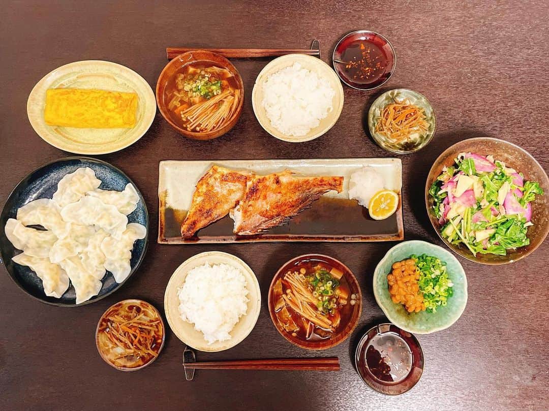 ステファニーのインスタグラム：「🌼🧡🍀 試合で疲れて帰ってきた時のタンパク質多めメニューです！ _____ 鯛の粕漬け焼き 鶏ササミの水餃子 紫大根とリンゴとルッコラの和風ツナサラダ きんぴらごぼう 胡麻玉子焼き 納豆 白菜とエノキと豆腐の赤出汁 ご飯」