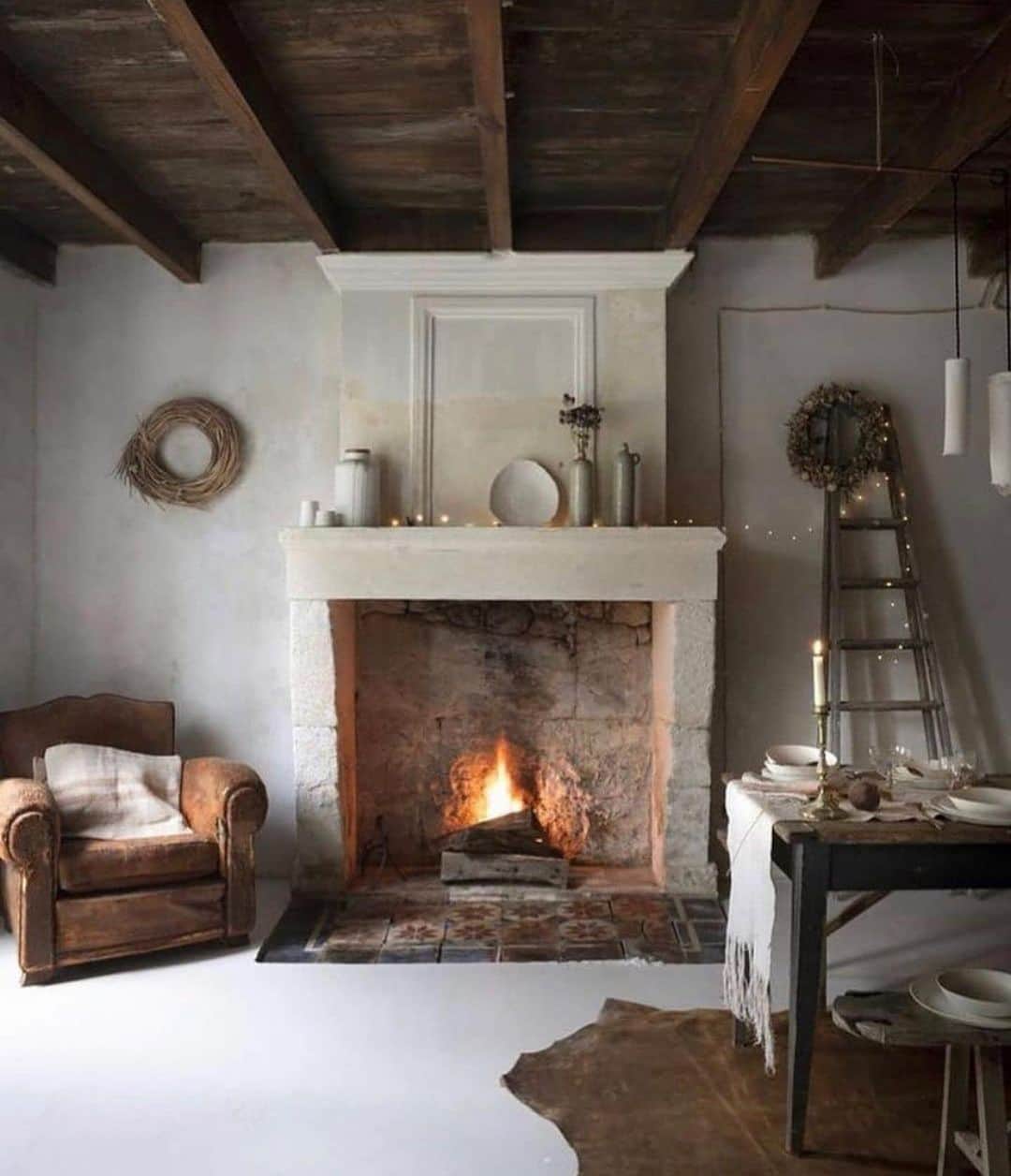 My Interiorさんのインスタグラム写真 - (My InteriorInstagram)「Cozying up next to chimney 🔥 for perfect winter moments by @epurejustinelacoste」12月14日 18時34分 - myinterior