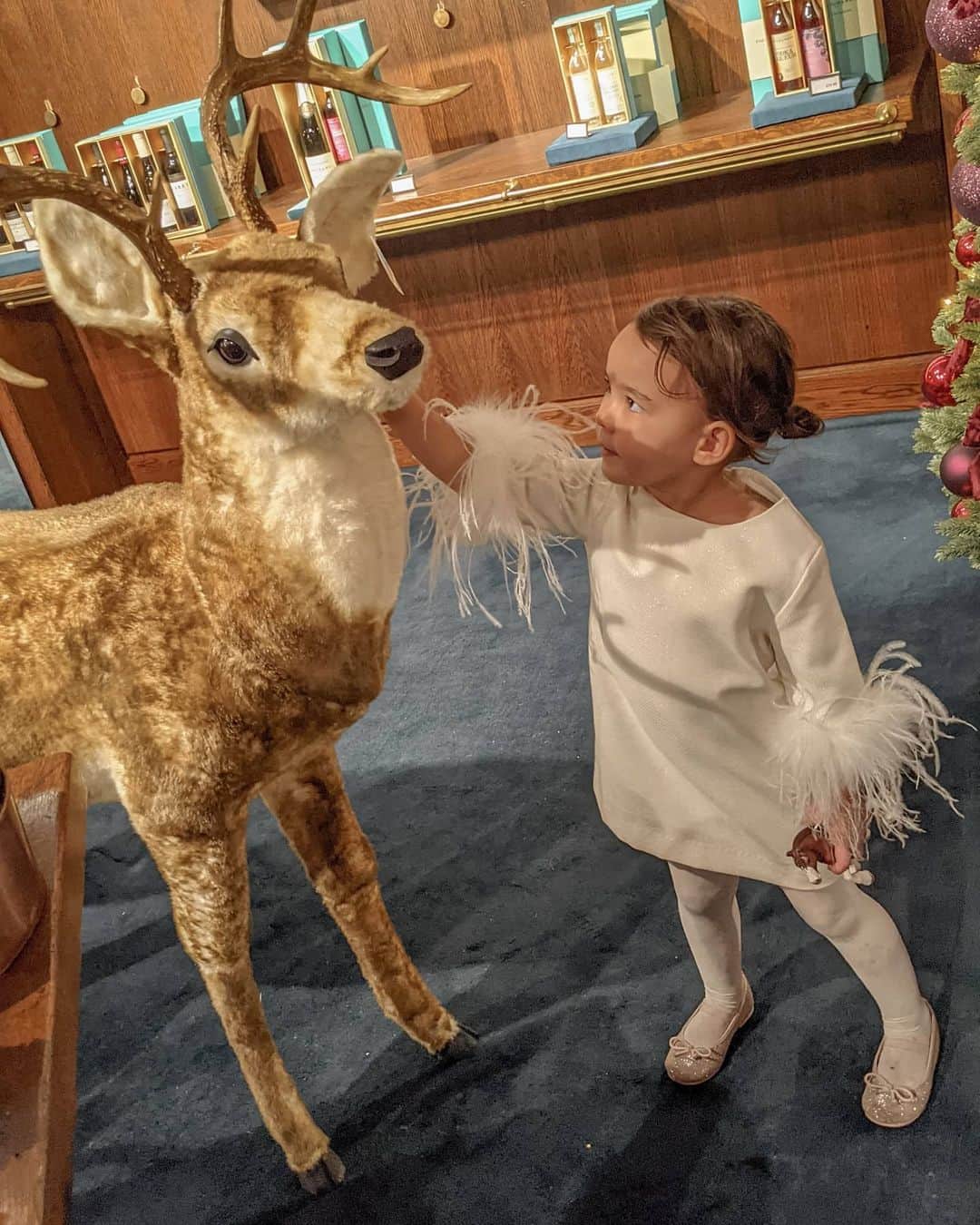 Mariko Kuoさんのインスタグラム写真 - (Mariko KuoInstagram)「My little munchkin turned three yesterday 🎂🥳🦄  We had a very festive day walking around town looking at the sparkly Christmas lights and shops. Ayame had to make her biggest decision in her life between dinasours or a horse. Papa of course just melted and got her both in the end. We then had one of the best ice cream sundaes and banana split at Fortnum & Masons and Ayame looked so proud blowing out her candle. It was one of the best days we've had in a long time  and I think everyone was happy.  Ayame, you are my light and everything which makes me want to become a better person. Seeing you grow into the most formidable, confident and spirited three (going on thirteen) year old girl is simply incredible. I am in awe of your vitality and being your agent, fixer and side act in "The Ayame Show" makes me so proud of being your Mama! Love you Baby, my munchkin, my everything 💞」12月14日 18時35分 - marikokuo
