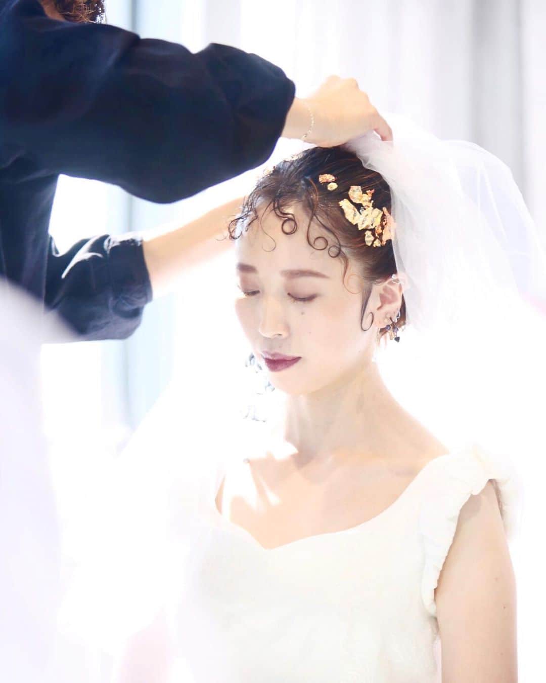 のインスタグラム：「最近人気の#金箔ヘア ✨ #スマ婚花嫁 さまも取り入れていらっしゃいます☺  金箔の量によって雰囲気もガラリと変わります💡 和装だけでなくウェディングドレスにも とっても似合いますよ😉👌  気になる方はぜひ#ヘアメイクリハーサル で ヘアメイクさんに伝えてみてください💕  金箔ヘアにしてみた！というスマ婚花嫁さまは #スマ婚レポ をつけて投稿していただけると嬉しいです🥰  ・・・ スマ婚は 「日本中の結婚式を、安く、美しく」をコンセプトに 安く上質な結婚式が挙げられるプロデュースサービスです🕊  お問い合わせは @smakon_official  プロフィールTOPのURLよりご連絡いただくか お気軽にお電話ください☎  #スマ婚 #結婚式 #プレ花嫁 #式場探し #式場迷子 #プレ花嫁準備 #結婚式準備 #披露宴演出 #プレ花嫁さんと繋がりたい #全国の花嫁さんと繋がりたい #2020秋婚 #2020冬婚 #2021春婚 #2021夏婚 #2021秋婚 #関東花嫁 #東海花嫁 #関西花嫁 #スマ婚花嫁 #スマ婚レポ #卒花嫁レポ #結婚式準備レポ #卒花レポ #金箔アレンジ #ブライダルヘア #ウェディングヘア #ヘアメイク」