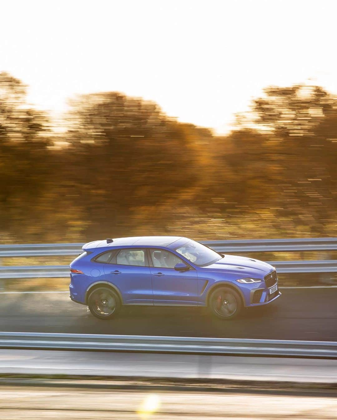 Jaguarさんのインスタグラム写真 - (JaguarInstagram)「Easy on the eyes. The New #Jaguar #FPACE #SVR is enhanced with our latest #PiviPro infotainment, accessed through a new 11.4-inch curved-glass HD touchscreen.   #SpecialVehicleOperations #Premium #Luxury #Performance #SUV #SportsCar #SuperCar #Exclusive #Bespoke #Technology #Design #CarsofInstagram #InstaCar」12月14日 18時36分 - jaguar