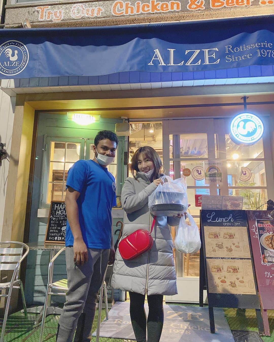 庄司ゆうこさんのインスタグラム写真 - (庄司ゆうこInstagram)「@alze_chicken 広尾にあるチキンの美味しいお店でテイクアウト❣️ 去年のクリスマスもここのチキンを買ってみんなで食べたんだけど、本当に美味しくて今年のクリスマスもここのチキンに決まりっ✨✨ 店内もソファ席あるし、子連れでも快適だったのでまたお店でも食べたいな🥰 チキン好きの方、是非行ってみてね❣️  #AlzeChicken #アルゼチキン #ALZE #アルゼ #広尾#もうすぐクリスマス  #ロティサリーチキン #クリスマスチキン」12月14日 18時36分 - yuko.shoji