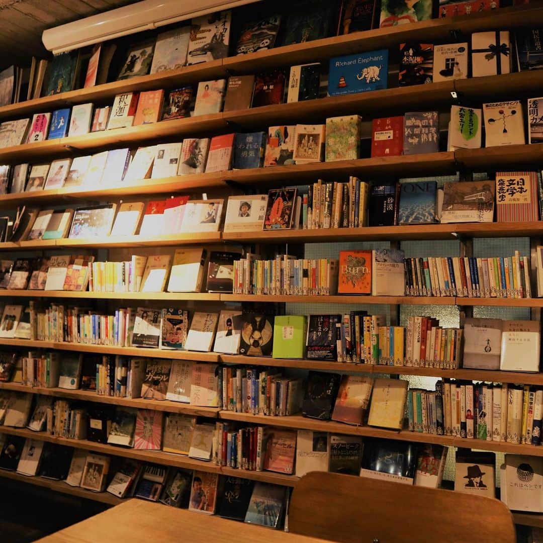 東急電鉄さんのインスタグラム写真 - (東急電鉄Instagram)「. 渋谷駅から徒歩7分にある、隠れ家のようなスポットをご紹介。 仕事帰りやちょっと一息入れたいとき、「森の図書室（＠morinotosyoshitsu）」でゆっくりと過ごすのはいかがですか。 “図書室”といっても、ここはコーヒーやお酒、軽食が楽しめる場所。 森の中にある小屋を思わせる木目調を基調としたデザイン。 オーナーやお客さんが選んだ約1万冊の蔵書に囲まれた空間で、おいしいドリンク片手に物語の主人公のような特別な時間を過ごすことができます。 ここは元々、社会人に「読書のきっかけ」や「新しい本との出会い」の場を提供したいというオーナーがクラウドファンディングで集めた資金で開店。 オーナーの読書感想文が記載されたコースター、お客さんからのメッセージが裏表紙に書かれた贈本などがあり、本を通してコミュニケーションを取ることができるのも楽しみのひとつです。 ゆっくりと本を読むことはもちろん、親しい人とのお酒を飲みながらのおしゃべり、オフィス・自宅以外のデスクワークの場としてもオススメです。 --------------------------------------- 森の図書室 渋谷区円山町5-3 萩原ビル3F 東急田園都市線・東急東横線 渋谷駅 徒歩７分 TEL 03-6455-0629 平日:12:00–17:00/18:00–24:00 土日祝-12:00–24:00 ＠morinotosyoshitsu --------------------------------------- （東急東横線 東急田園都市線　渋谷駅）  #森の図書室 #渋谷 #shibuya #東京　#東京散歩 #japantrip #tokyolife #discovertokyo #books #book #shibuya #Tokyo #東急沿線で過ごす充実時間」12月14日 18時42分 - tokyu_railways