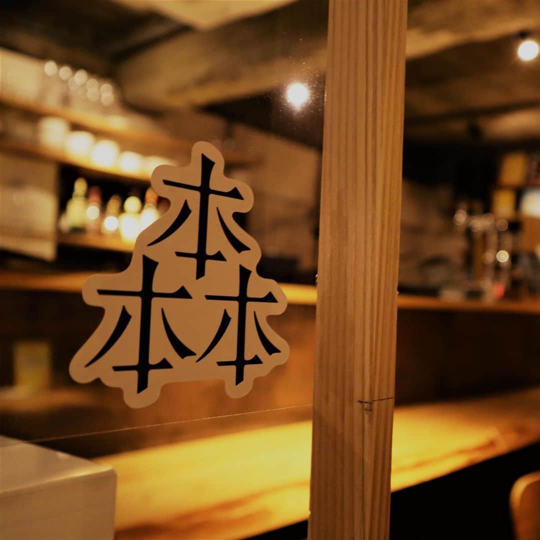 東急電鉄さんのインスタグラム写真 - (東急電鉄Instagram)「. 渋谷駅から徒歩7分にある、隠れ家のようなスポットをご紹介。 仕事帰りやちょっと一息入れたいとき、「森の図書室（＠morinotosyoshitsu）」でゆっくりと過ごすのはいかがですか。 “図書室”といっても、ここはコーヒーやお酒、軽食が楽しめる場所。 森の中にある小屋を思わせる木目調を基調としたデザイン。 オーナーやお客さんが選んだ約1万冊の蔵書に囲まれた空間で、おいしいドリンク片手に物語の主人公のような特別な時間を過ごすことができます。 ここは元々、社会人に「読書のきっかけ」や「新しい本との出会い」の場を提供したいというオーナーがクラウドファンディングで集めた資金で開店。 オーナーの読書感想文が記載されたコースター、お客さんからのメッセージが裏表紙に書かれた贈本などがあり、本を通してコミュニケーションを取ることができるのも楽しみのひとつです。 ゆっくりと本を読むことはもちろん、親しい人とのお酒を飲みながらのおしゃべり、オフィス・自宅以外のデスクワークの場としてもオススメです。 --------------------------------------- 森の図書室 渋谷区円山町5-3 萩原ビル3F 東急田園都市線・東急東横線 渋谷駅 徒歩７分 TEL 03-6455-0629 平日:12:00–17:00/18:00–24:00 土日祝-12:00–24:00 ＠morinotosyoshitsu --------------------------------------- （東急東横線 東急田園都市線　渋谷駅）  #森の図書室 #渋谷 #shibuya #東京　#東京散歩 #japantrip #tokyolife #discovertokyo #books #book #shibuya #Tokyo #東急沿線で過ごす充実時間」12月14日 18時42分 - tokyu_railways