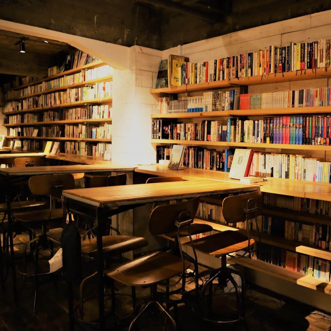 東急電鉄のインスタグラム：「. 渋谷駅から徒歩7分にある、隠れ家のようなスポットをご紹介。 仕事帰りやちょっと一息入れたいとき、「森の図書室（＠morinotosyoshitsu）」でゆっくりと過ごすのはいかがですか。 “図書室”といっても、ここはコーヒーやお酒、軽食が楽しめる場所。 森の中にある小屋を思わせる木目調を基調としたデザイン。 オーナーやお客さんが選んだ約1万冊の蔵書に囲まれた空間で、おいしいドリンク片手に物語の主人公のような特別な時間を過ごすことができます。 ここは元々、社会人に「読書のきっかけ」や「新しい本との出会い」の場を提供したいというオーナーがクラウドファンディングで集めた資金で開店。 オーナーの読書感想文が記載されたコースター、お客さんからのメッセージが裏表紙に書かれた贈本などがあり、本を通してコミュニケーションを取ることができるのも楽しみのひとつです。 ゆっくりと本を読むことはもちろん、親しい人とのお酒を飲みながらのおしゃべり、オフィス・自宅以外のデスクワークの場としてもオススメです。 --------------------------------------- 森の図書室 渋谷区円山町5-3 萩原ビル3F 東急田園都市線・東急東横線 渋谷駅 徒歩７分 TEL 03-6455-0629 平日:12:00–17:00/18:00–24:00 土日祝-12:00–24:00 ＠morinotosyoshitsu --------------------------------------- （東急東横線 東急田園都市線　渋谷駅）  #森の図書室 #渋谷 #shibuya #東京　#東京散歩 #japantrip #tokyolife #discovertokyo #books #book #shibuya #Tokyo #東急沿線で過ごす充実時間」
