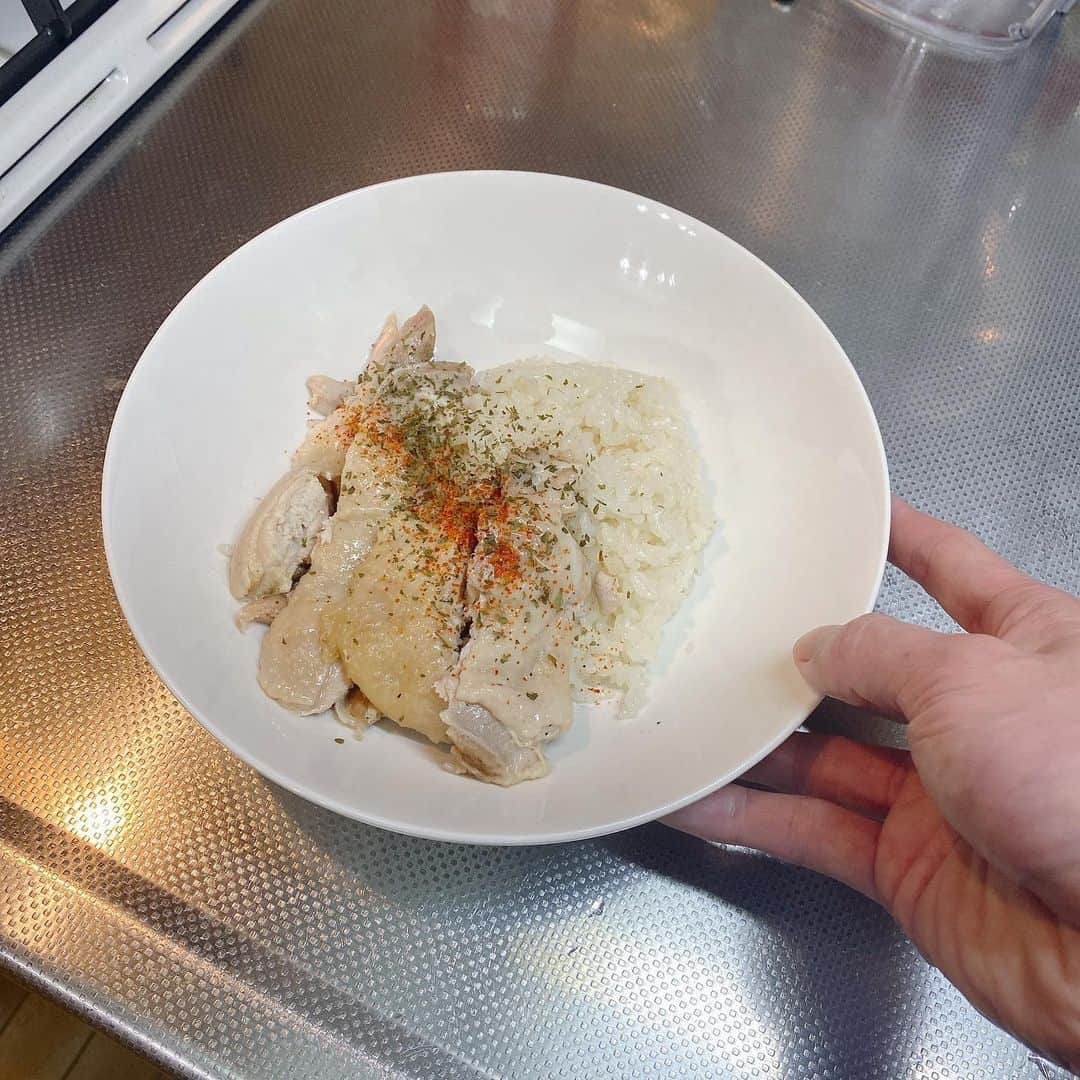 高井淳さんのインスタグラム写真 - (高井淳Instagram)「◎ . . とある男子(おとこ)の料理記録 「炊飯器でカオマンガイ風」 入れてスイッチON！ . . 料理ってたまには 簡単に作りたいですよね。 . . . 8分あれば準備完了。 . . それではスタート . . ▼材料 米 鶏モモ  . . 味付けは毎度の 塩 味の素 粉末の中華スープの素 . . ▼米を洗って モモ肉に軽く塩して フォークで穴をあけつつ 炊飯器へ！ . . ▼スイッチON！ . .  ▼完成！！！！！！！ . . 簡単。 . . 男の料理は粉パセリと 一味で色を出しております。 (トマトとか買い忘れ) レモンとか絞ってもさっぱりしていいかもね . .  押忍！  #yummy #foodporn #instafood #foodstagram #おうち時間 #おうちごはん #とある男子の料理記録 #料理男子 #飯テロ #男の料理 #男飯 #homecooking #クッキングラム #鶏肉 #中華スープ #味の素 #炊飯器料理 #花椒 #簡単料理」12月14日 18時44分 - jun_t_0110