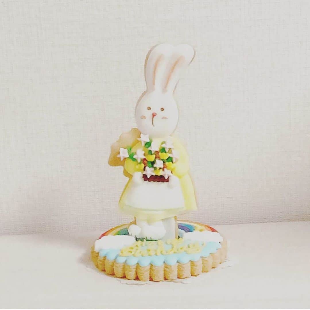 島袋美由利のインスタグラム：「🍰﻿ながい .﻿ 遅くなりましたが12月6日にまたひとつ歳をとりました。﻿ お祝いの言葉やお手紙、プレゼントをくださった方。そしていらっしゃるかはさておき、「おめでと〜」の念を送ってくださった方。ありがとうございました。﻿ ﻿ 一週間くらい私なりに感謝の言葉を伝えようといろいろお礼の言葉を考えてみたのですが、﻿ やっぱり「ありがとう」の五文字に勝る言葉なんてそうそうないんですね。ありがとうは偉大です。﻿ ﻿ 普段からお手紙やプレゼントをいただくとお金や時間を使わせてしまって申し訳ないな、と思ってしまうのですが やっぱり嬉しいものです。﻿ たくさん塗りたくります、身につけます、灯します、さします、ありがとうございます。﻿ でもやっぱりお金がかかるのは申し訳ないので﻿ そのお金で皆様が美味しいものを食べたりしてほしい！と思ったりもしてしまいます。ジレンマですね。﻿ ﻿ お手紙もありがとうございます。﻿ Instagramを始めたおかげで少しずつコミュニケーションを取れるようにはなったけれど、﻿ やっぱりお手紙が好きだなあと改めて感じました。便箋のチョイスや書く字のクセ、ひとつひとつの言葉選びから書いてくれた方のことを感じられて、どんなお手紙も愛おしいです。﻿ でも切手のお金もったいないからInstagramでいいんだよ！とも思ってしまう。ジレンマです。でもお手紙大好き〜〜〜〜！﻿ ﻿ みんなみんなありがとう！！！！﻿ 私のことを知ってくれて、考えてくれて、あたたかい言葉をかけてくださって、なんと優しい方々なのでしょう。﻿ 作品みた報告も大好きです。﻿ 見てくれているのが分かるって本当に嬉しい。﻿ ﻿ 作品や出会ったキャラクターをはじめ、ご縁のあった方々や応援してくれる皆様から本当にいろんなものをいただきっぱなしで、毎回「少しずつでも何かしらお返ししていけるようにがんばらねば」と、そう誓うことしかできません。﻿ カタツムリくらいゆっくりかもしれないけれど、出会いを大切にしながらお返ししていけるようにがんばります。﻿ ﻿ その為にも健康でいられるようにたくさん寝ますね。皆様もできれば元気でいてください。﻿ ﻿ 皆様のことをオタク友達だと思っている私だけれど、良ければこれからもよろしくお願いいたします🐑﻿ たのしく推しを応援していきましょ〜！﻿ 良ければいろんなお話きかせてね。﻿ 良ければたまにお手紙書いて欲しいです。笑﻿ 良ければ私がお世話になった作品のことを見返したり思い出してくれると嬉しいです。﻿ なんて わがまま言ってみたけどやっぱりそれぞれが好きなように関わってくれたらそれで嬉しいです！﻿ ﻿ お話どんどん脱線しちゃった！﻿ 楽しいと思える誕生日をくださりありがとうございました🍰﻿ またね。」
