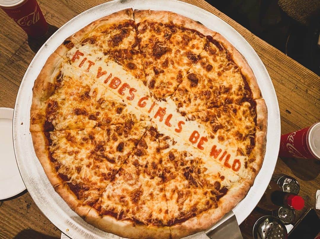 上野智子さんのインスタグラム写真 - (上野智子Instagram)「愛しいギャルズとピザ🍕 来年も #GirlsBeWild で⚡️ #fitvibescrew #pizzaslice #pizza #girls」12月14日 18時45分 - tomokoueno