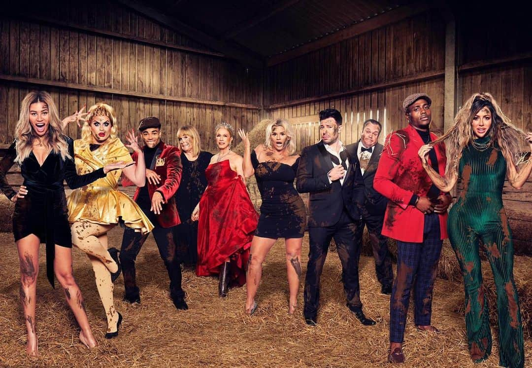 ホーリー・ヘイガンのインスタグラム：「The secrets out 👀 brand new celebs on the farm coming to @mtvuk early next year 🐷🐮 For someone like me who isn’t even accustomed to household pets I was certainly thrown in at the deep end 😅 This show is literally hilarious and I never wanted it to end! Can’t wait for you to all see it ❤️」