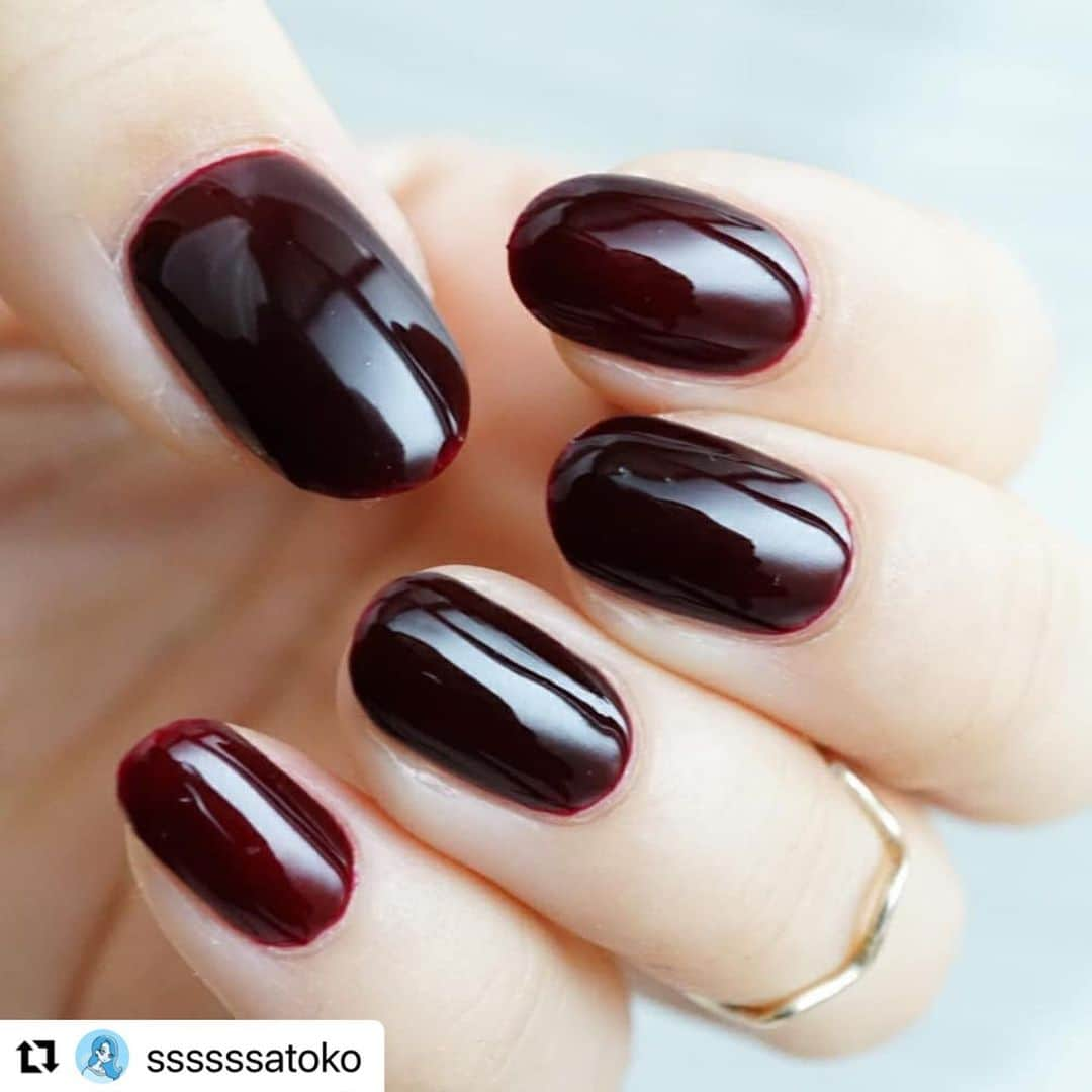 NAIL HOLICさんのインスタグラム写真 - (NAIL HOLICInstagram)「Repost @ssssssatoko 様 ちょっとした合間に自分の爪を眺めて うっとりしちゃうような…❤ そんな素敵な時間をNAIL HOLICと 過ごしていただけると嬉しいです🌹  ご投稿ありがとうございます🙇‍♀️ ・・・ イイ女ボルドー💋  ワンカラーで塗っただけなのにこんなに大人っぽい素敵なネイルになる#nailholic24_7 シリーズの#RO681 😳❤️ カラーも本当に素敵だし、刷毛がラウンド型だからキワも攻めやすいし、速乾だし、本当にこれ心から今季オススメのネイルです。 太陽光下だと赤みが強く出て、蛍光灯下だとブラウンにも近いような色味になります！本当に美しいカラーなのでぜひ試してみてほしい！！！  使用マニキュア ❁ネイルホリック24_7　RO681  #セルフネイル#簡単ネイル #ほぼ100均ネイル #プチプラネイル #セルフネイラー　#セルフネイラーさんと繋がりたい #satoko_nail #セルフネイル部　#ネイルサークル　#かわ育ネイル　#selfnail #nails　#ネイルピック #セルフネイル初心者　#秋ネイル　#冬ネイル　#ボルドーネイル　#ワインレッドネイル　#マニキュア　#ネイルホリック　#nailholic #速乾マニキュア　#ネイルケア　#ワンカラーネイル　#大人ネイル　#赤ネイル　#ブラウンネイル　#コスメ好き」12月14日 18時55分 - nailholic_kose