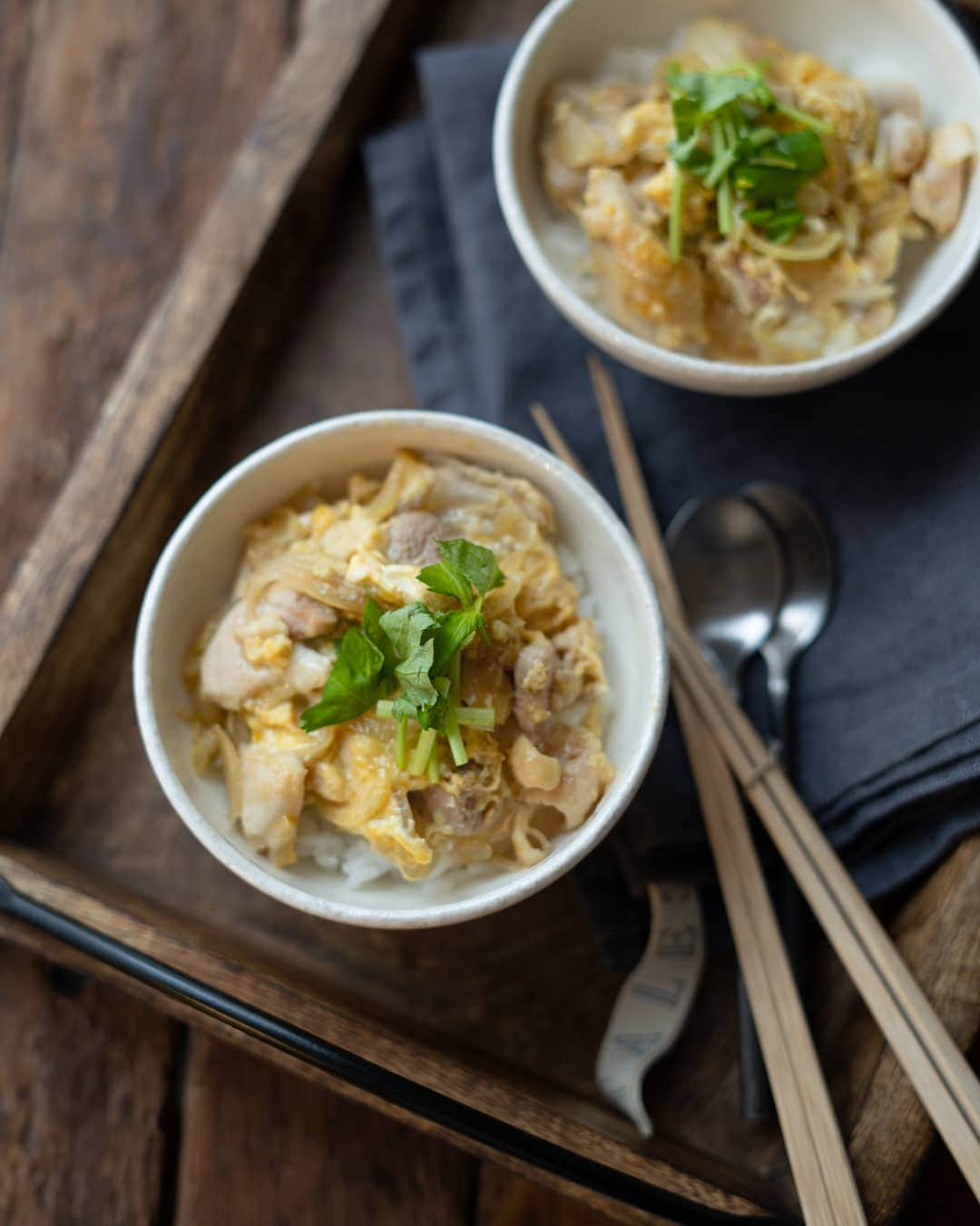 栁川かおりさんのインスタグラム写真 - (栁川かおりInstagram)「『簡単親子丼。』  ぱぱっと作りたい時は めんつゆで。 前にもレシピ書いているけれど もう一度。  🍴#親子丼  材料：2人分 A　めんつゆ(2倍濃縮)　50ml A　水　50ml A　みりん　大さじ1 鶏もも肉　200g 玉ねぎ　1/2個 卵　2個 ごはん　茶碗2杯分  作り方： ①.玉ねぎは皮を剥いて薄切りに、鶏もも肉は3～4㎝長さの削ぎ切りにする。 ②.フライパン（または鍋）に【A】を入れ、沸騰してきたら玉ねぎを加える。 ③.上に鶏肉を広げて加え、下の色が変わったらひっくり返す。蓋をして強めの弱火で1分煮る。 ④.卵をよく溶き、中火にして半量を中央に流し入れる。10秒ほど煮て、残りの卵を周囲に回し入れる。卵が半分ほど固まったら蓋をして火を止める。卵がお好みの固さになったらごはんにのせて。  #簡単親子丼 #ぱぱっとレシピ帖」12月14日 18時48分 - kaori_yanagawa