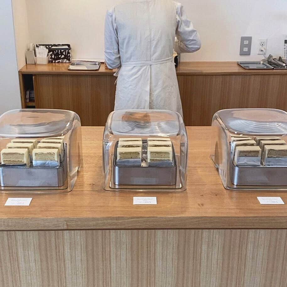 isutaさんのインスタグラム写真 - (isutaInstagram)「シンプルで丁寧なバタークリームケーキが気になる…♡﻿ ﻿ ﻿ 2020年10月にオープンしたばかりの、東京都・田園調布にある「SAVEUR（サヴール）」は、ファッションブランドYAECAによる洋菓子店。﻿ ﻿ ﻿ 長く愛せるシンプルなアイテムを取り揃えるブランドを象徴するように、シンプルなお菓子が並んでいます。﻿ ﻿ ﻿ 中でもIGで人気なのが「クレーム・オ・ブール」。たっぷりのバタークリームが口に入れた瞬間にふわっと溶けるんだとか。﻿ ﻿ ﻿ 種類はプレーン・モカ・塩バニラなど様々なので、食べ比べてみても楽しいですよね。﻿ ﻿ ﻿ 気になる方はぜひチェックしてみてください♩﻿ ﻿ ﻿ 【SAVEUR（サヴール）】﻿ 住所：東京都大田区田園調布2-51-1﻿ 営業時間：10:00～19:00﻿ 定休日：水﻿ ﻿ ﻿ photo by﻿ @oyasumi_gn__﻿ @_8ae.omm﻿ @kanasanpo_1106﻿ @yse._________﻿ ﻿ ﻿ #isuta #イスタ #isutapic﻿ #isutacafe #カフェ巡り #おしゃれカフェ﻿ #カフェスタグラム #東京カフェ #東京カフェ巡り﻿ #cafe #田園調布カフェ #田園調布 #サヴール﻿ #cafestagram #カフェ #カフェ好き﻿ #お洒落な人と繋がりたい #喫茶店﻿ #カフェ好きな人と繋がりたい #カフェ活﻿ #東京グルメ #ケーキ #バタークリームケーキ」12月14日 18時49分 - isuta_jp