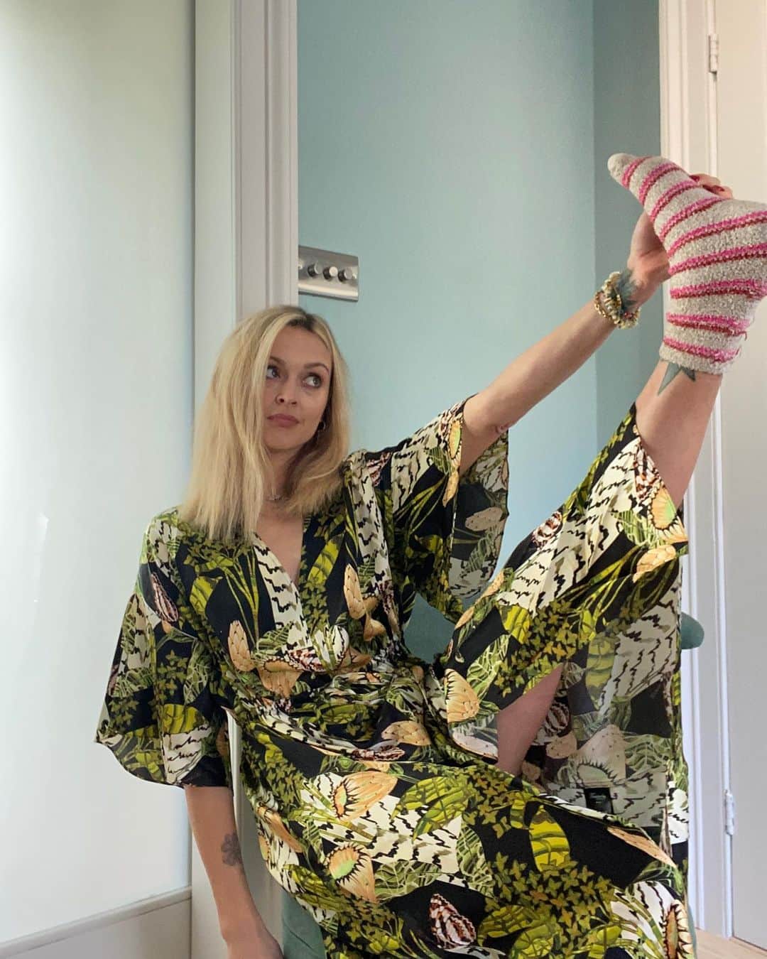 ファーン・コットンのインスタグラム：「Wore an actual dress for the first time in months for today’s insta live but what you couldn’t see during the interview was that I’m wearing fluffy socks 🌙」