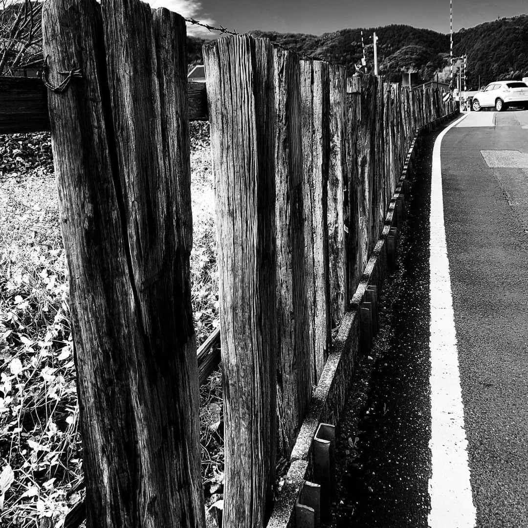 naotakeのインスタグラム：「踏切 - A railroad crossing / iPhone XR & Snapseed, 20201215 . . ユーザーの声を聞ける場にはなるべく立ち会うようにしている。自分の立場からでは見えないものがたくさんある。 . . #spicollective #royalsnappingartists #infamous_family #rsa_main #infinity_photo_cult #2_fineart #jp_gallery_member #jp_gallery_bnw #trb_bnw #wp_bnw  #bnw_life #bnwlife_member #bnw_life_shots #bnw_captures #world_bnw #top_bnw #team_jp_ #team_jp_モノクロ #ig_energy_bw #ig_nihon #streetphotographybnw #igersjp #blackandwhite #bnw #bnwphoto #monochrome #bw #bnwphotography #ShotOniPhone #shotoniphonexr」
