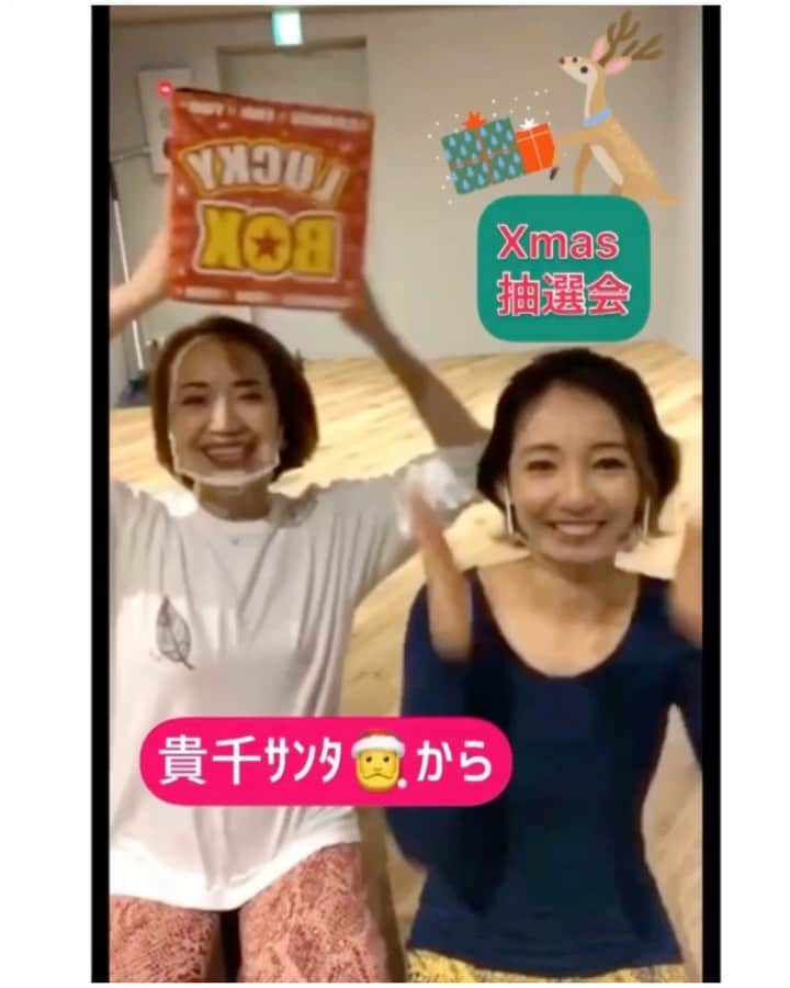 咲希あかねのインスタグラム：「まんちゅートーク✰  こちらもちょこっとお見せします◡̈⭐︎  今回はXmas抽選会🎄 貴千サンタ🎅からのプレゼントが豪華すぎて、その本気度が半端なかった！！笑  皆さんのコメント読みながら、本当に会ってるみたいな感じで楽しすぎたーーーー🤣✨✨ やっぱ笑う事って大切ね！ #夫婦漫才 😛 #まんちゃんはちゅーに厳しい説 😬  そして、わたし欲しいな〜って思った“美味しいお味噌” ‼︎ 祈ったら…➡︎当たったーーー😳🎉✨ さすがに、自分でも怖くなったわー笑 #願えば叶う女 #引き寄せの力 #ヨガ初めてから強くなってきた🤣  #宝塚 #月組 #貴千碧 #咲希あかね」