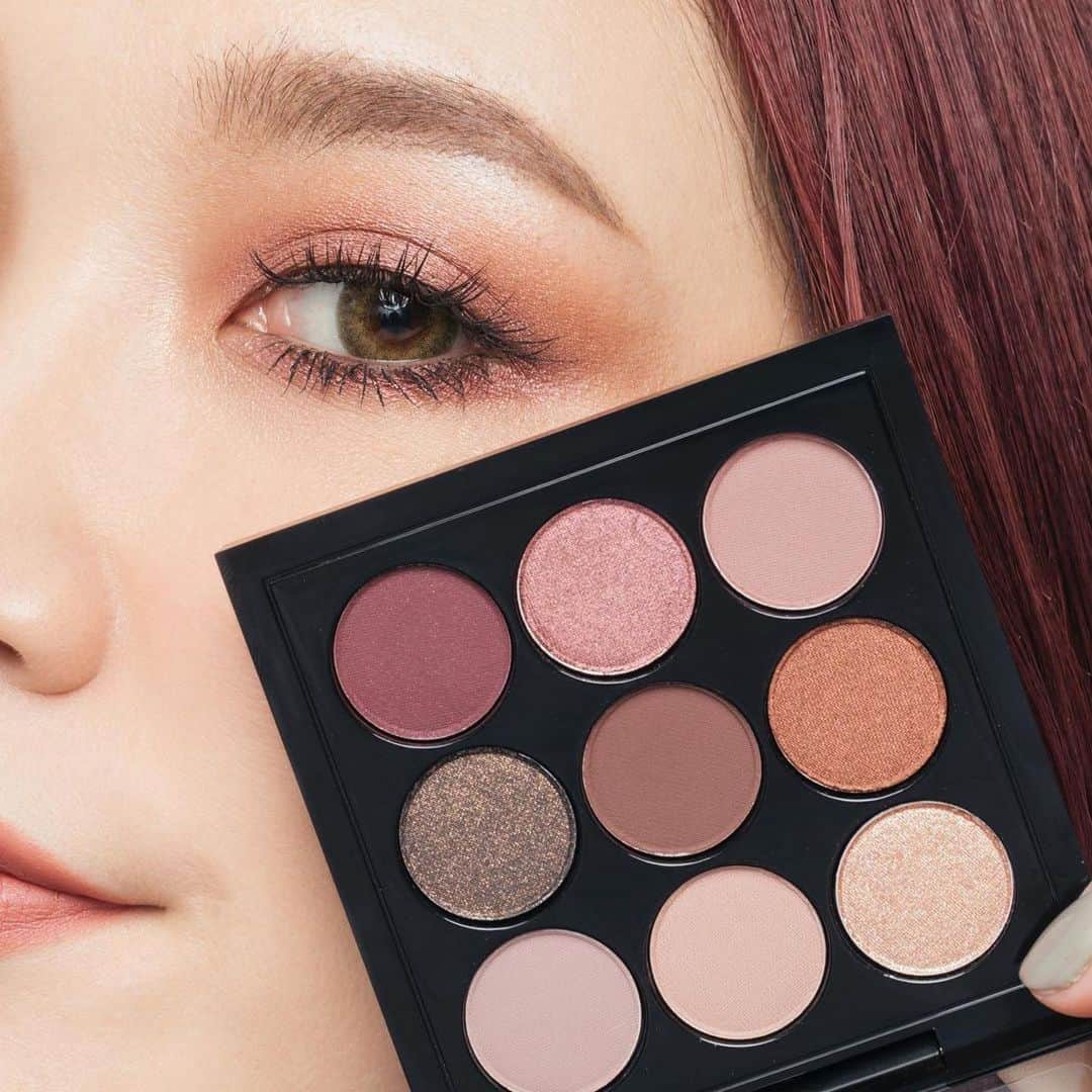 M∙A∙C Cosmetics Japanのインスタグラム：「2020年 M·A·Cアーティストが選ぶ マストハブ！ -アイシャドウ編②- ㅤ ❄️スモール アイシャドウ X 9: バーガンディ タイムズ ナイン ㅤ 自由自在に目もとを彩るバーガンディ系カラーのパレットがイン。今の気分にマッチする血色感と立体感を完成させるパーフェクトなパレットです✨  ㅤ #MACCosmeticsJapan #MACコスメ #MACCosmetics #コスメ #メイク #アイシャドウ #アイパレット#ラメメイク #ラメ #アイメイク #コスメ紹介 #ポーチの中身 #持ち歩きコスメ #ホリデーメイク #お気に入りコスメ #ベストコスメ #ベスコス #キラキラ #キラキラメイク #ボルドー #ボルドーメイク #バーガンディタイムズナイン #eyemakeup #eyeshadow #makeup #beauty」