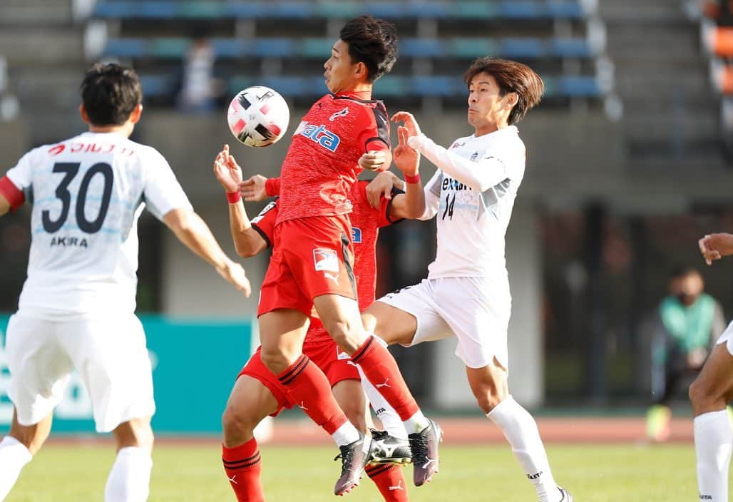 ROASSO KUMAMOTOさんのインスタグラム写真 - (ROASSO KUMAMOTOInstagram)「⚽️ ／ 12.13.SUN.第33節 VS カマタマーレ讃岐 3対0 勝利👍 ＼ -----﻿ NEXT HOME GAME﻿ 🗓 12月20日(日) ⏰ 13:00 KICK OFF﻿ 🆚 ガイナーレ鳥取 🏟 Axisバードスタジアム 📺 DAZN  #2020シーズン最終戦 -----﻿ #ロアッソ熊本 ﻿ #2020シーズン ﻿ #繋続 #TSUNAGI﻿ #つなぎ  #2020の主役は誰だ  #上村周平 #谷口海斗 #田村翔太  #roasso﻿ #熊本﻿ #Jリーグ﻿ #jleague﻿ #サッカー﻿ #ゴール ﻿ #えがお健康スタジアム﻿ #感謝﻿ #いまできること﻿ #がんばろう日本﻿ #みんなで乗り越えよう ﻿ #jリーグにできること」12月14日 18時54分 - roassokumamoto_official