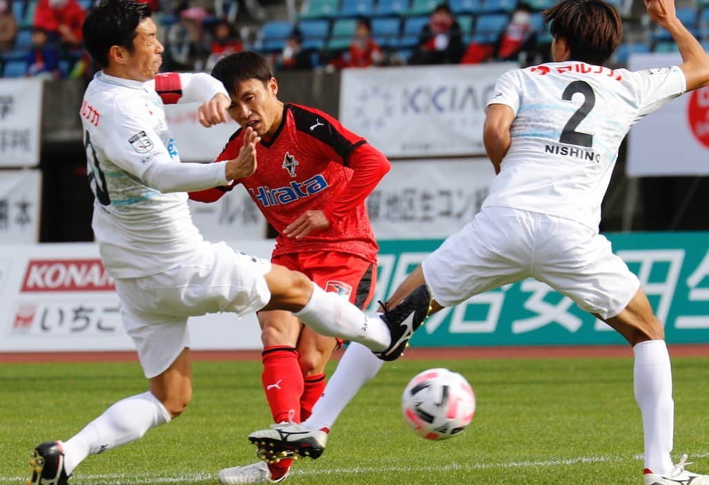 ROASSO KUMAMOTOさんのインスタグラム写真 - (ROASSO KUMAMOTOInstagram)「⚽️ ／ 12.13.SUN.第33節 VS カマタマーレ讃岐 3対0 勝利👍 ＼ -----﻿ NEXT HOME GAME﻿ 🗓 12月20日(日) ⏰ 13:00 KICK OFF﻿ 🆚 ガイナーレ鳥取 🏟 Axisバードスタジアム 📺 DAZN  #2020シーズン最終戦 -----﻿ #ロアッソ熊本 ﻿ #2020シーズン ﻿ #繋続 #TSUNAGI﻿ #つなぎ  #2020の主役は誰だ  #上村周平 #谷口海斗 #田村翔太  #roasso﻿ #熊本﻿ #Jリーグ﻿ #jleague﻿ #サッカー﻿ #ゴール ﻿ #えがお健康スタジアム﻿ #感謝﻿ #いまできること﻿ #がんばろう日本﻿ #みんなで乗り越えよう ﻿ #jリーグにできること」12月14日 18時54分 - roassokumamoto_official