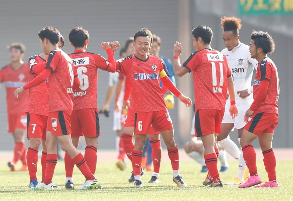 ROASSO KUMAMOTOさんのインスタグラム写真 - (ROASSO KUMAMOTOInstagram)「⚽️ ／ 12.13.SUN.第33節 VS カマタマーレ讃岐 3対0 勝利👍 ＼ -----﻿ NEXT HOME GAME﻿ 🗓 12月20日(日) ⏰ 13:00 KICK OFF﻿ 🆚 ガイナーレ鳥取 🏟 Axisバードスタジアム 📺 DAZN  #2020シーズン最終戦 -----﻿ #ロアッソ熊本 ﻿ #2020シーズン ﻿ #繋続 #TSUNAGI﻿ #つなぎ  #2020の主役は誰だ  #上村周平 #谷口海斗 #田村翔太  #roasso﻿ #熊本﻿ #Jリーグ﻿ #jleague﻿ #サッカー﻿ #ゴール ﻿ #えがお健康スタジアム﻿ #感謝﻿ #いまできること﻿ #がんばろう日本﻿ #みんなで乗り越えよう ﻿ #jリーグにできること」12月14日 18時54分 - roassokumamoto_official