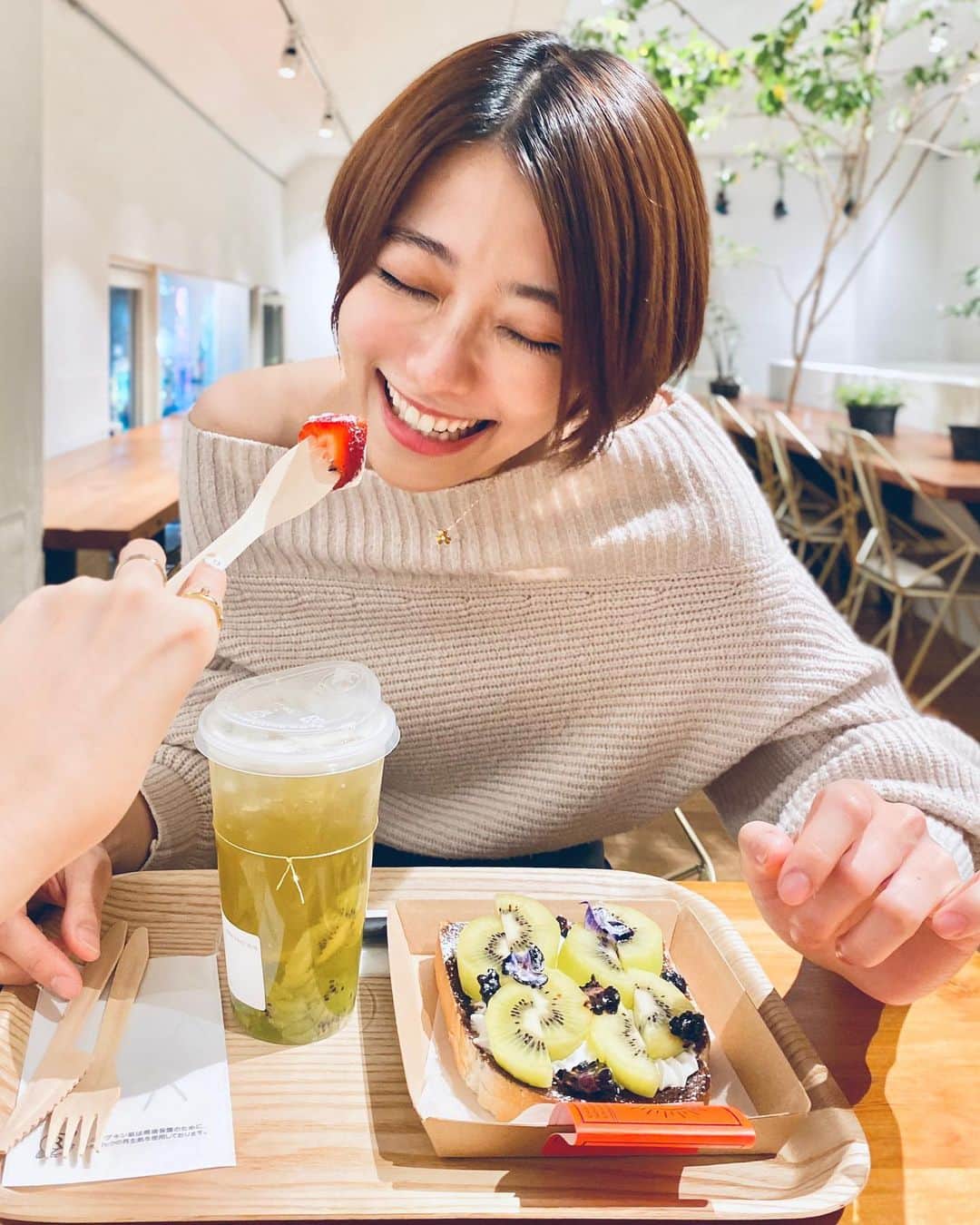 中村祐美子さんのインスタグラム写真 - (中村祐美子Instagram)「🥝﻿ ﻿ 腸揉みしてくれてる先生から「キウイ食べると良いよ」ってアドバイスもらって、積極的に摂取しようというこころみがはじまりました🥝🥝🥝﻿ ﻿ なんかね、食物繊維多くて、腸活成分も含まれていておなかスッキリする効果があるんだそう。﻿ ﻿ ・・というアドバイスを受け、キウイのオープンサンドにキウイティーにした。極端。笑﻿ ﻿ 手タレでご出演いただいているのは、お馴染み桃ふじさん（ @fuji_momoya ）です👋🏻﻿ ﻿ tops：﻿ @fray_id  accessory：﻿ @vancleefarpels  ﻿ #キウイ﻿ #🥝﻿ #腸活」12月14日 19時04分 - yumikonakamura.jp