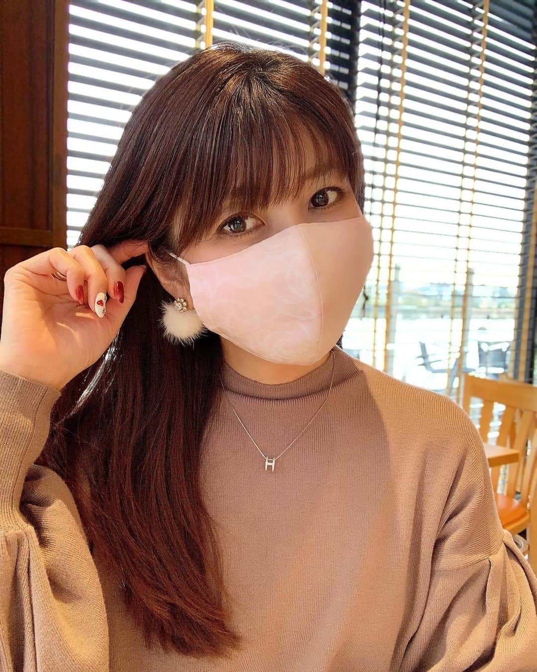 のインスタグラム：「💗💗💗  今日はネイル終わりに 友達とランチ🍝🍴💕 寒いし雨も降ってくるしで 15時半には真っ暗になっちゃった🤷‍♀️💦  ୨୧┈┈┈┈┈┈┈┈┈┈┈┈୨୧ 今日のネックレスは @emotion__official  18k 𝐇 ネックレス シンプルで上品で可愛いです💗  ୨୧┈┈┈┈┈┈┈┈┈┈┈┈୨୧ マスクは光の加減で見えにくいので ╭☞2枚目参照 株式会社 加地織物  @nishijin_mask  京都の老舗の西陣織メーカーが 本気で見た目にこだわった立体布マスク 最高級の西陣織生地を使用していて ファッション性にも機能性にも 優れています👏🏻✨👏🏻✨  . #ファッション#ネックレス#ジュエリー#アクセサリー#クリスマスプレゼント #クリスマス#プレゼント#ギフト#マスク#手作りマスク#マスク女子 #ハンドメイド#ハンドメイドマスク#ハンドメイドアクセサリー#ハンドメイドピアス#ファーピアス#西陣織#西陣織マスク#和服#シンプルコーデ #シンプルファッション#きれいめコーデ #きれいめファッション #大人可愛い#大人女子#40代ファッション#アラフォー#アラフィフ#インフルエンサー ✩ ⋆ ✩ ⋆ ✩ ⋆ ✩ ⋆ ✩﻿ ⋆ ✩ ⋆ ✩﻿ 見て下さった方(*´︶`*)♡Thanks!💐」