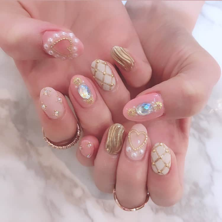 岡崎まどかさんのインスタグラム写真 - (岡崎まどかInstagram)「. new nail 💅🏻  . #ネイル #ネイルデザイン　#ピンクネイルデザイン」12月14日 19時04分 - kwumiss20_.3