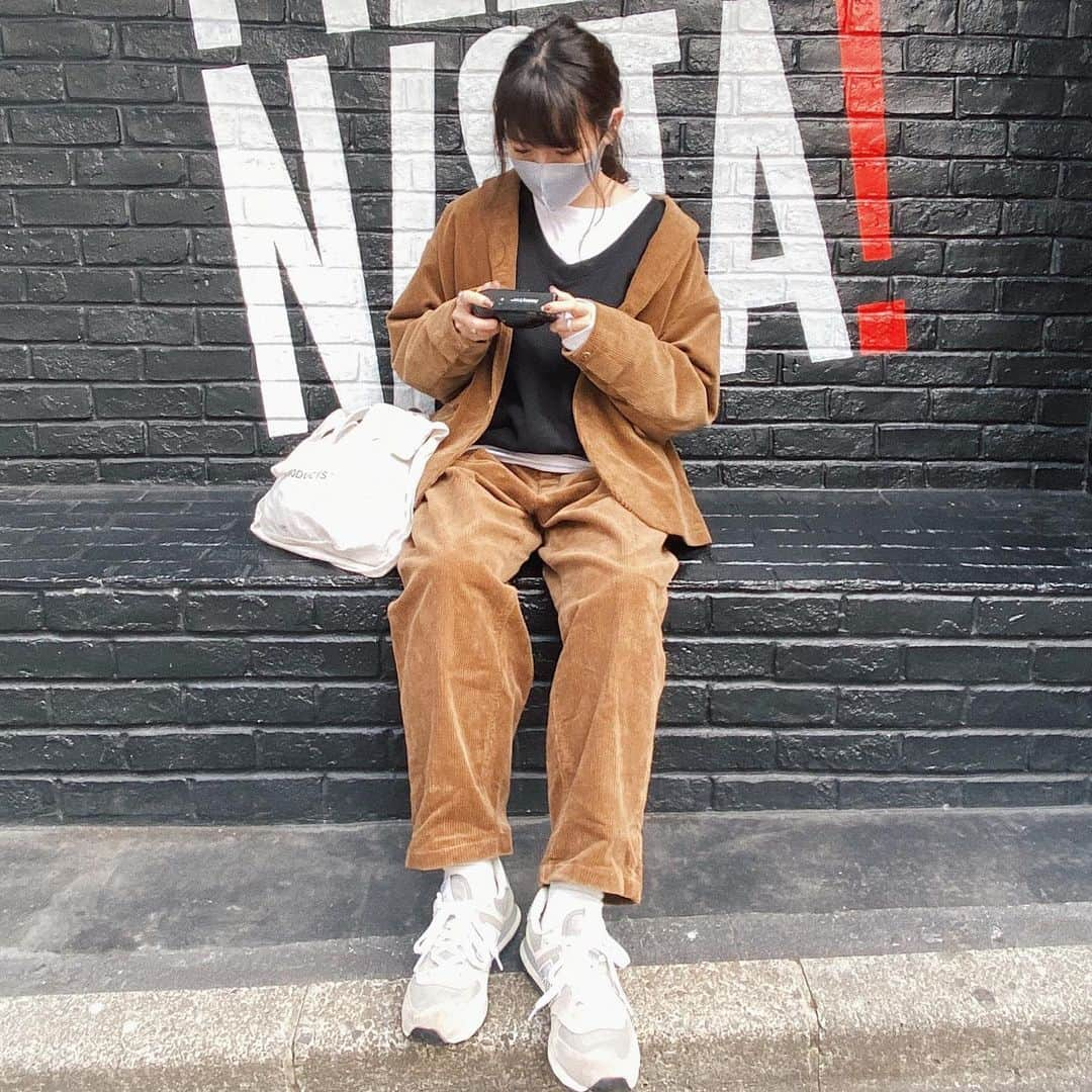 かほこ。さんのインスタグラム写真 - (かほこ。Instagram)「ㅤㅤㅤㅤㅤㅤㅤㅤㅤㅤㅤㅤㅤ ㅤㅤㅤㅤㅤㅤㅤㅤㅤㅤㅤㅤㅤ jacket & pants : #freaksstore tops : #kaleno inner : #champion bag : #1LDK sneakers : #newbalance ㅤㅤㅤㅤㅤㅤㅤㅤㅤㅤㅤㅤㅤ 朝早くカメラだけ持って散歩した日。 このセットアップ去年買ったんだっけな、たくさん着てたけど今年もやっぱり好き✌︎❤︎メンズのものです！ ㅤㅤㅤㅤㅤㅤㅤㅤㅤㅤㅤㅤㅤ パーカーもロゴスウェットも合わせたことあるしなあってなって、Vネックのスウェットを。動きやすくショルダーとニューバランスで！ ㅤㅤㅤㅤㅤㅤㅤㅤㅤㅤㅤㅤㅤ #kaho_fashion」12月14日 18時58分 - xxokohakxx