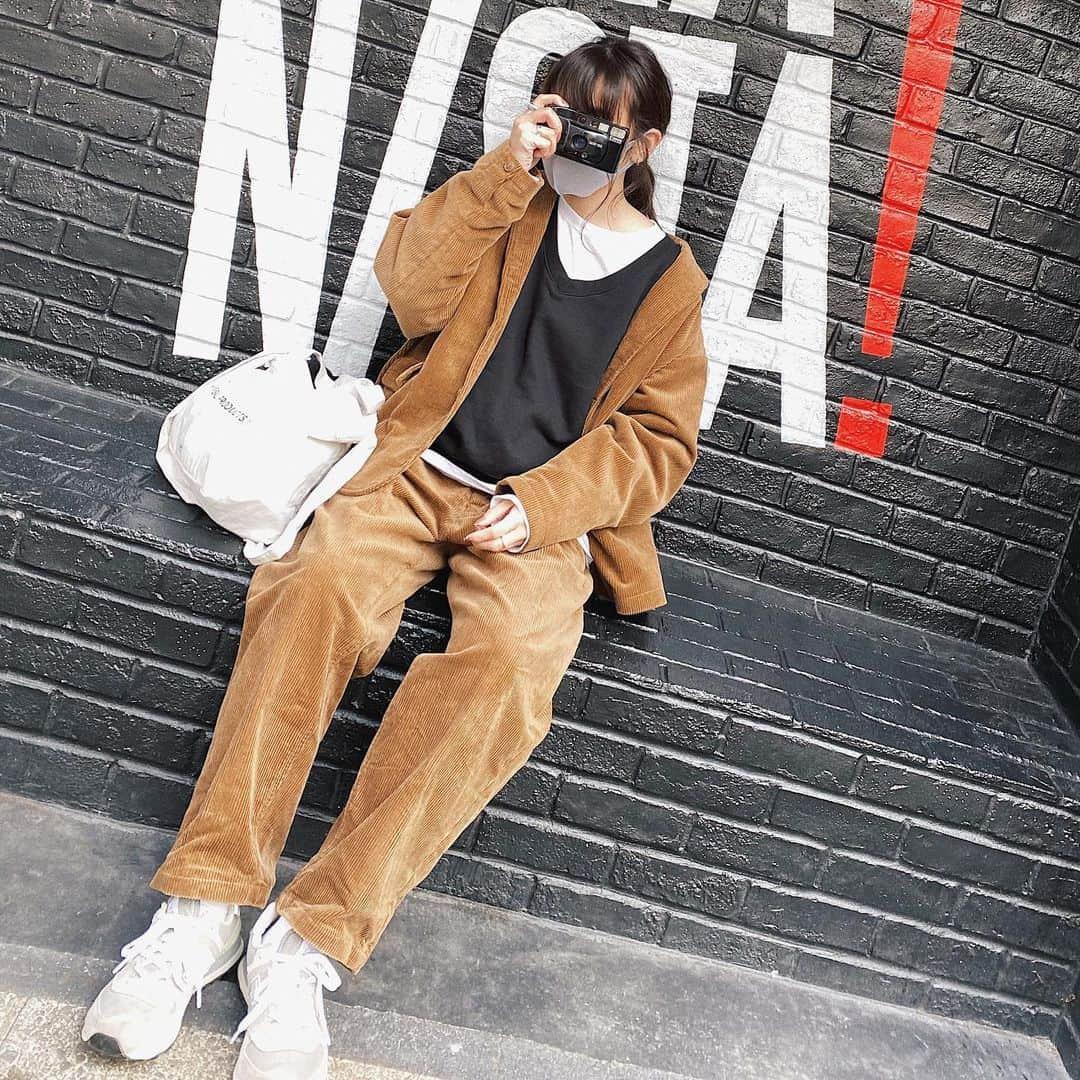 かほこ。さんのインスタグラム写真 - (かほこ。Instagram)「ㅤㅤㅤㅤㅤㅤㅤㅤㅤㅤㅤㅤㅤ ㅤㅤㅤㅤㅤㅤㅤㅤㅤㅤㅤㅤㅤ jacket & pants : #freaksstore tops : #kaleno inner : #champion bag : #1LDK sneakers : #newbalance ㅤㅤㅤㅤㅤㅤㅤㅤㅤㅤㅤㅤㅤ 朝早くカメラだけ持って散歩した日。 このセットアップ去年買ったんだっけな、たくさん着てたけど今年もやっぱり好き✌︎❤︎メンズのものです！ ㅤㅤㅤㅤㅤㅤㅤㅤㅤㅤㅤㅤㅤ パーカーもロゴスウェットも合わせたことあるしなあってなって、Vネックのスウェットを。動きやすくショルダーとニューバランスで！ ㅤㅤㅤㅤㅤㅤㅤㅤㅤㅤㅤㅤㅤ #kaho_fashion」12月14日 18時58分 - xxokohakxx