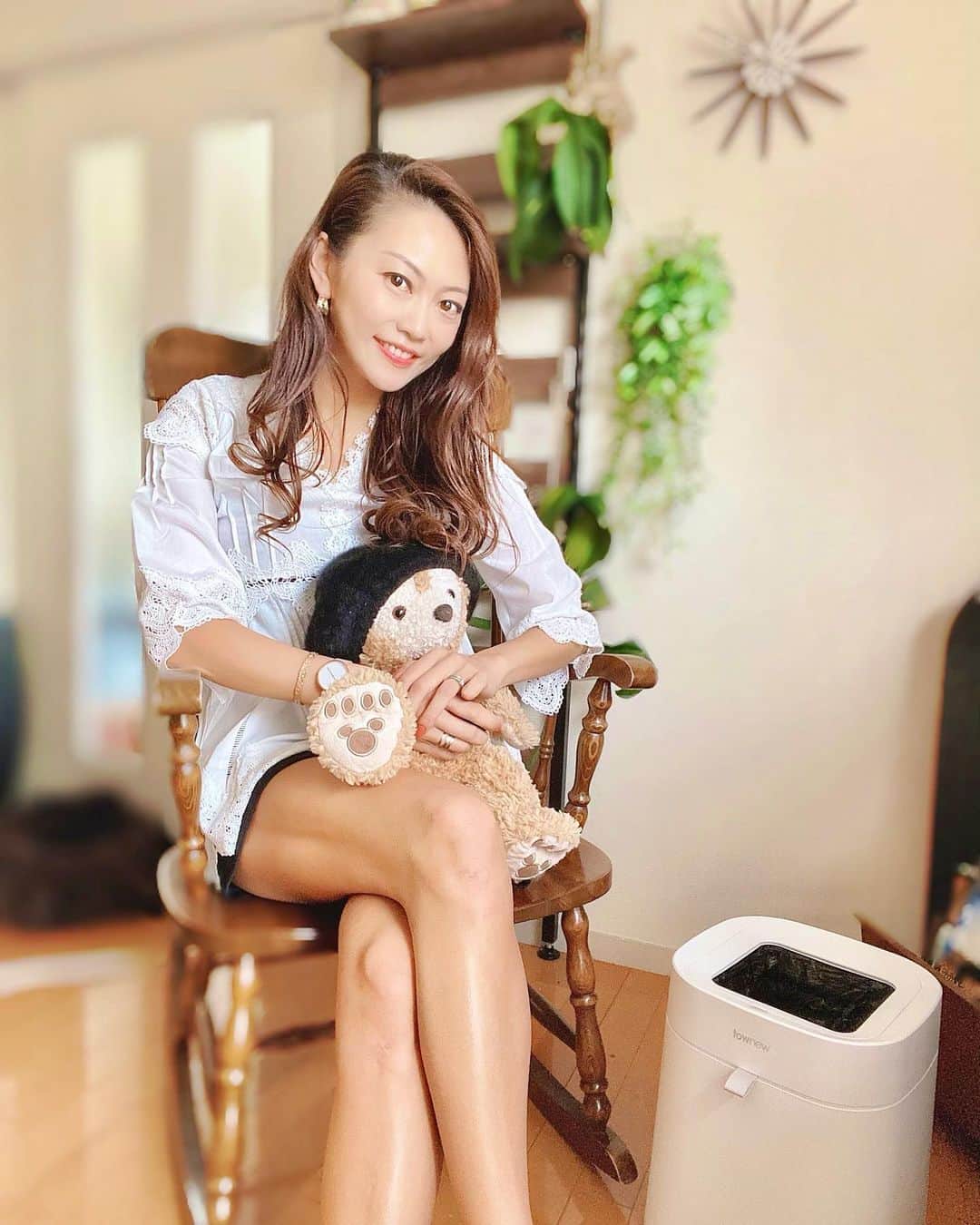 SAORIのインスタグラム：「ボタン一つで自動開閉する @townew.japan のゴミ箱🥰 ゴミ袋を閉じる時、 手が汚れるのがイヤな私には とっても重宝する✨ そして猫ちゃんが遊ばないから安心😻 . #townew #ゴミ箱 #ゴミ箱問題 #自動ゴミ箱 #時短家事 #時短グッズ #pr ✾ bangle: @7moco_ . #ハワイアンジュエリー #hawaiianjewelry . . #東京 #tokyo #港区 #高身長女子 #model #モデル #influencer #インフルエンサー #instagramer #インスタグラマー #ambassador #アンバサダー #フリーモデル #ポートレートモデル #カメラマンさんと繋がりたい #ポトレ #ポトレのセカイ #ビジョラダ #美女jp #ビジョフォ #ビジョナビ」