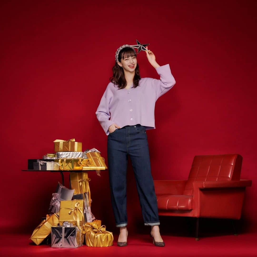 のインスタグラム：「【Seasonal Festive Colours!】冬天都不一定只穿大地或沉實色調嘅！仲有唔夠兩個禮拜就聖誕節，即使未必可以同一大班朋友慶祝，但著上繽紛的歡樂色調，仍然可以感受年末的節日氣氛！一齊嚟入手全新時尚單品，準備告別2020年！ . On Her: Smooth boxy cardigan $199 High waist mom jeans $199 . #WearTokyoNow #GUHK #GUPlog #2020Trend #GUStyle #FallWinterFashion #WinterFashion #TokyoFashion #OOTD #HKIG #Outfitoftheday #InstaFashion #Fashion #Style #Outfit」