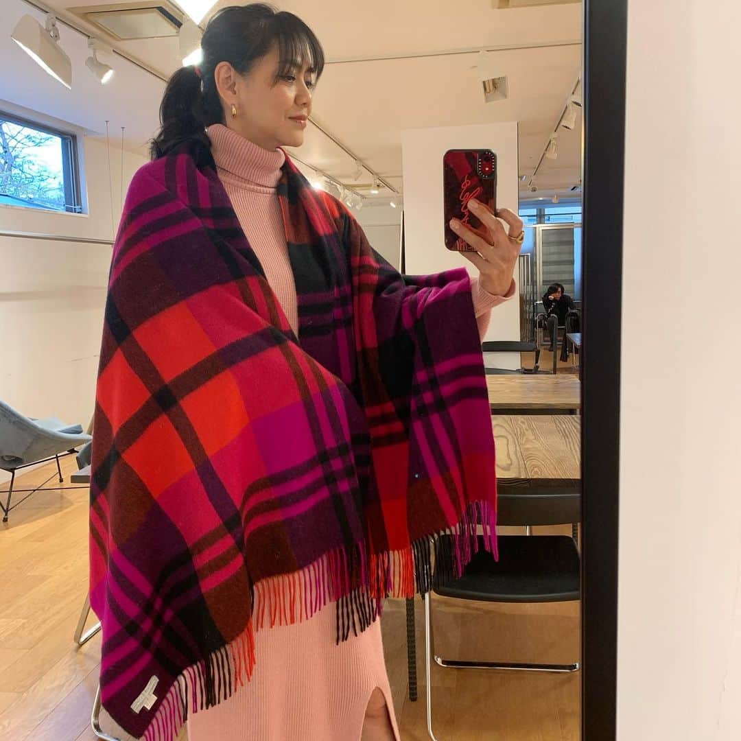 のインスタグラム：「@joshuaellis.jp  #発色がきれい❤️💜 暗い色になりがちな冬にさし色 #今年はピンク系💕 この色は2020クリスマス限定カラー🎄 #ジョシュアエリス #カシミヤストール  #お気に入り @joshuaelliscashmere 🇬🇧」