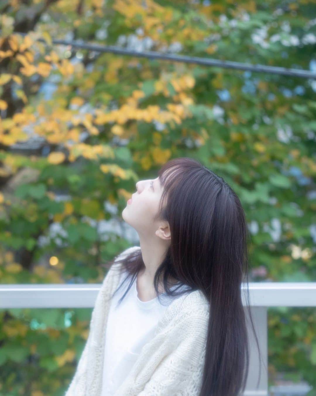 柿原桃里のインスタグラム：「_ 秋は終わっちゃってもうどこもかしこもクリスマスソング流れてるよ🤶🏻🎅🏼 今年はあっとゆーまだったなあ でもまだあと少しみっちり今年を生きるぞ🌟 . photo ——> @ai.kawahata  . #ポートレート #portrait  #photography #photo #autumn  #christmas  #2020」