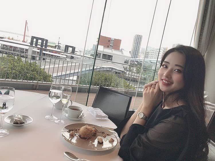 のインスタグラム：「今年は大学を卒業して、 社会人になって... と、とにかく変化の多い一年で あっという間でした。  人生初の引っ越しで 都内の生活をして...  思い返すといろんなはじめてがあって 毎日忙しい！と思ってたら 一年終わると思うと いろんな変化があった一年をがんばれた 自分を珍しく褒めたくなりました🤎  撮影も打ち合わせも友達との約束も 時間をすごく気にするので この時計で時間管理しながら 来年も一年、自分らしく頑張ります🤎  〜商品名〜 🎀ネックレス → ピンクゴールドのELAN NECKLACE 🎀時計 → ローズゴールドのICONIC LINK LUMINE    今なら、 クリスマスキャンペーンやってるよ🎅  🎈Daniel Wellingtonクリスマスキャンペーン実施中！ 🎄公式サイト‪ https://www.danielwellington.com/jp/‬ やDW直営店舗にて 二点以上お買い上げで 25％OFFになります！ 全品対象！  🎄特別ギフトラッピングも 　　無料提供！ 🎄15％OFFクーポンコード【maipho】の併用でさらにお得！   是非サイト見てみてね！  ＠danielwellington　 #ダニエルウェリントン#DWクリスマス　#時計　#腕時計　#ネックレス　#ピンクゴールド　#クリスマスプレゼント　#アクセサリー　#プレゼント　#クリスマス　#お上品　#冬コーデ　#銀座　#銀座カフェ　#クリスマスギフト　#贈り物　#サプライズ　#洗練 #danielwellington #watch #elegant #swalovski #pinkgold」