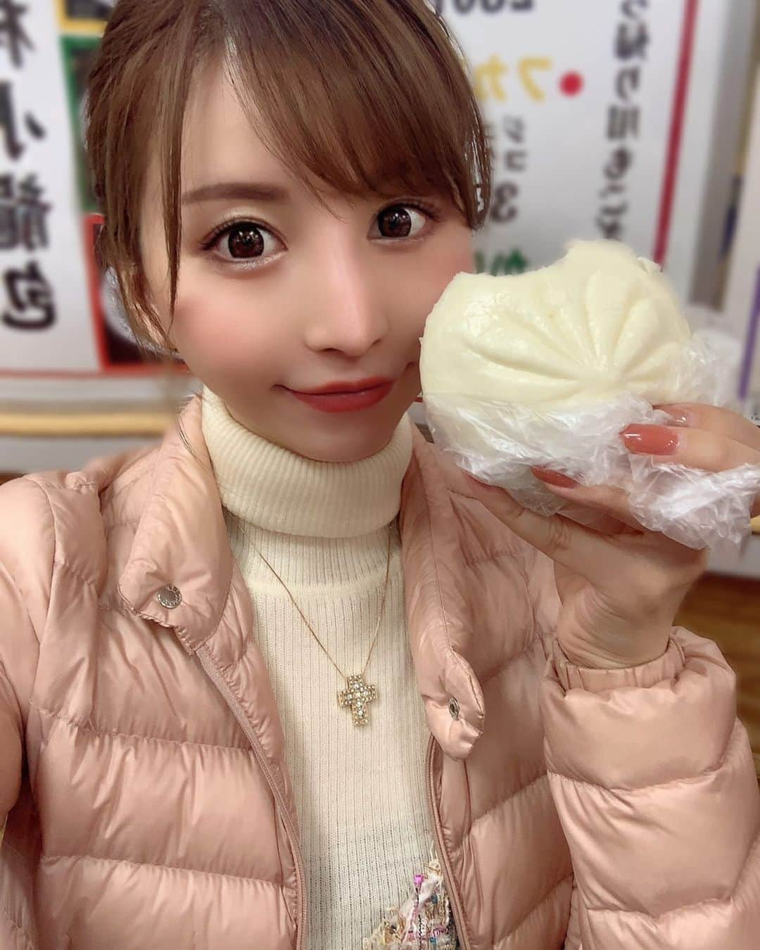 愛川みれいさんのインスタグラム写真 - (愛川みれいInstagram)「共食い🐷  #豚まん#フカヒレ豚まん#共食い#横浜#中華街 #旅行#travel#女子旅#タビジョ#写メの前に食べちゃった #我慢出来ない#経験#財産#思い出#大切#愛川みれい」12月14日 19時08分 - mirei.aikawa