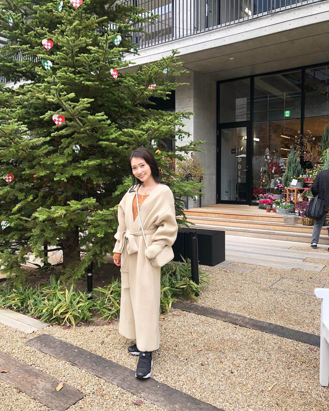 末井櫻子のインスタグラム：「広島の人ならどこか分かるよね？👼🏻 ． ． リニューアルされてからちゃんと店内に入ったのは初めて☺︎ ． かわいいクリスマスツリーもあってルンルン🎄 ． ． 早くまた2階のレストランにも行きたいなぁ〜🍽🥐 ． ． ． #アンデルセン  #広島アンデルセン  #広島 #広島カフェ #広島観光  #クリスマスツリー」