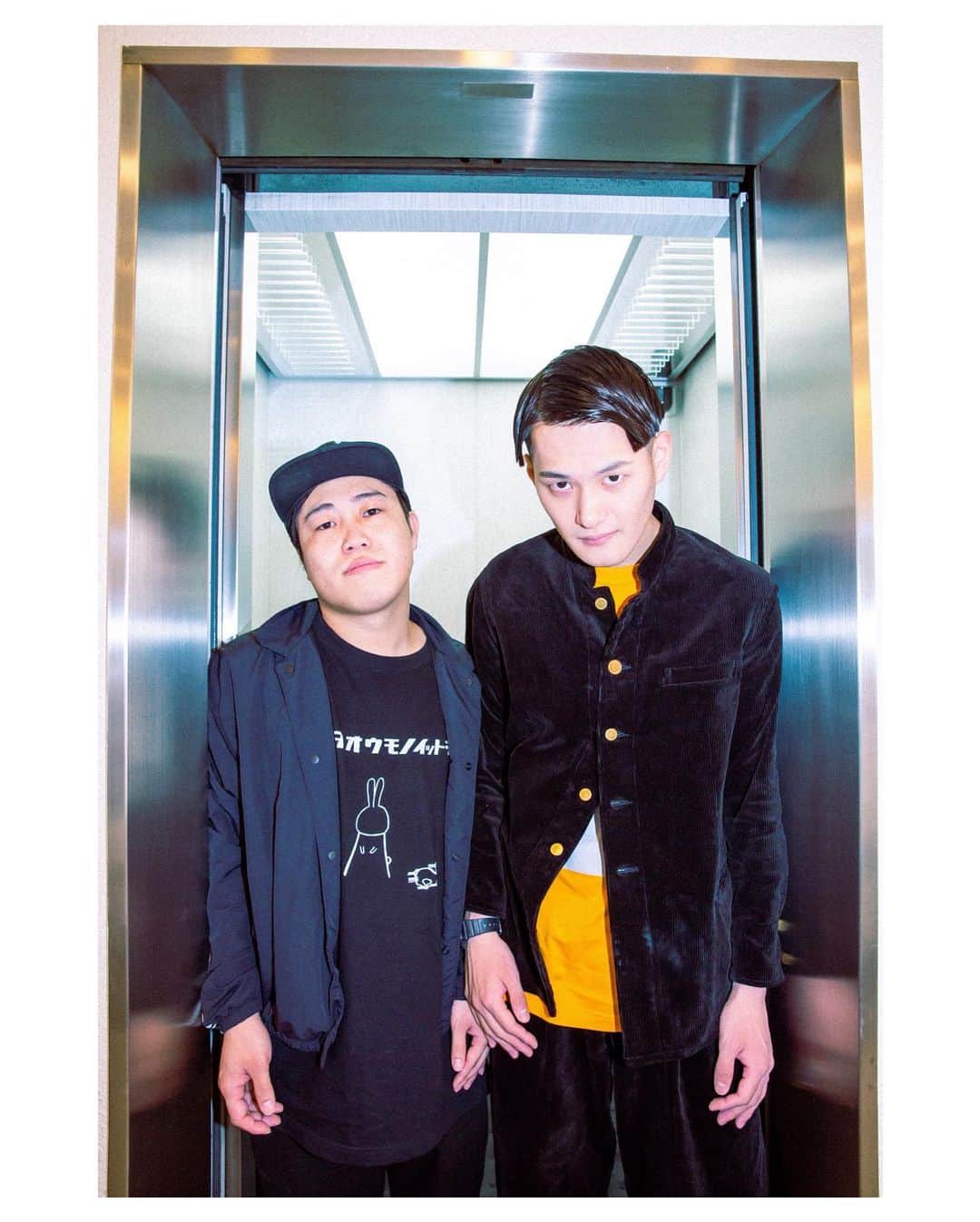のインスタグラム：「今年撮った芸人さん振り返り。 Maybe! @maybe.magazine の取材で #コウテイ のお二人を撮りました。 一年間で２回も撮影させてもらえて嬉しかったです！ (お互いの肩がめり込みながらも、快くエレベーターに挟まっていただき恐縮でした...)  #magazine #photography #photo #photooftheday #photoshoot #portrait #portraitphotography #photographer #love #street #instaportrait #maybe #culture #fashion #雑誌 #お笑い #お笑い芸人 #芸人 #ポートレート #写真 #撮影 #一眼レフ #人物撮影 #ファッション #カルチャー #フォトグラファー #カメラマン #木村華子」