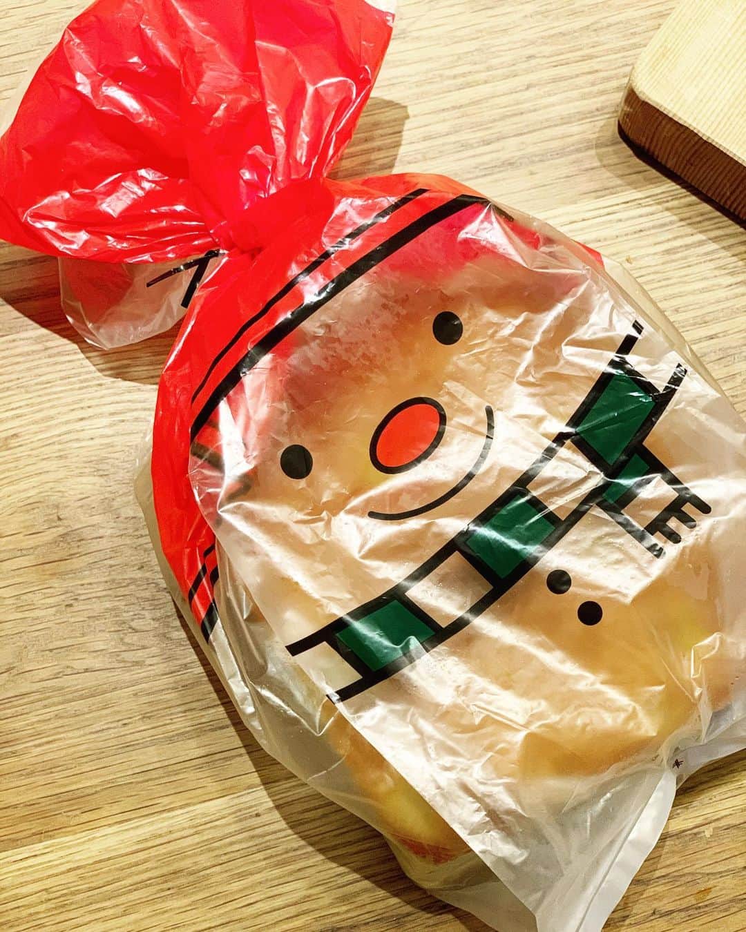 いかりさとみのインスタグラム：「ロブションで一番人気のフォッカッチャ。サンタの袋に入って愛嬌たっぷり♪  軽くトーストしてそのまま食べたら、オリーブの香りと塩味がおいしい。 次に、パスタのミートソースをのせたら、コクがついた。ぺろり😋🍞💕」