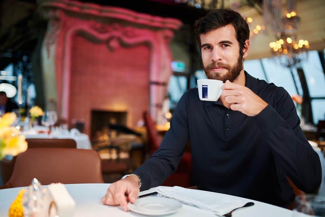 カレン・ハチャノフのインスタグラム：「No matter the country I’m in, I tend to drink Lavazza coffee in some nice place. It energizes giving strength to move forward! And the mood improves too, despite some things going opposite the expectations. @lavazzainrussia   В какой бы стране я ни находился, всегда пью кофе Lavazza в каком-нибудь приятном месте.  Он заряжает энергией, чтобы двигаться вперед! И настроение тоже идет вверх, даже, когда что-то идет не так, как хотелось. #Lavazza #GoodMood」